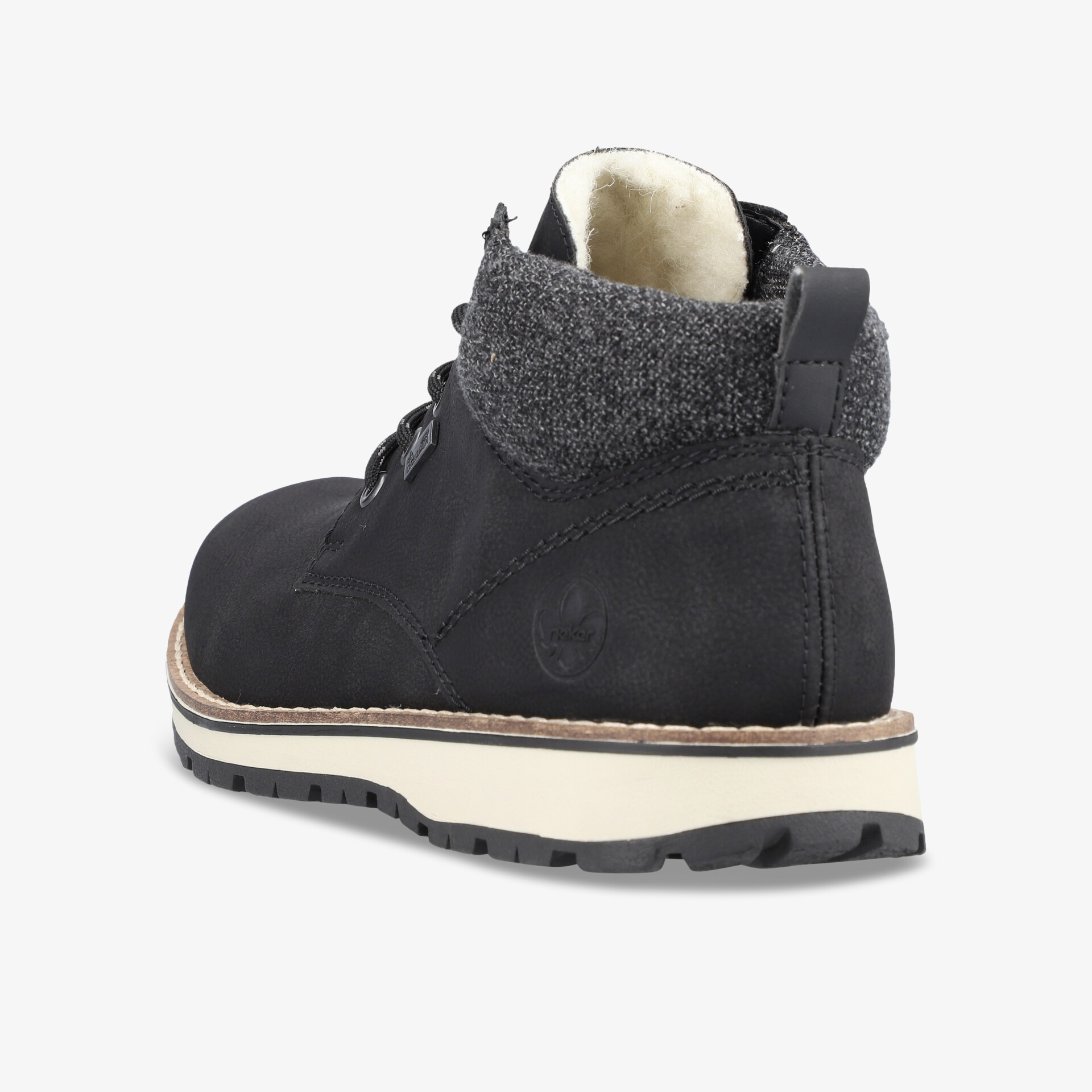 Schwarzer robuster Wanderschuh mit gepolstertem Schaft, rutschfester Profilsohle und sportlichem Design, seitliche Ansicht