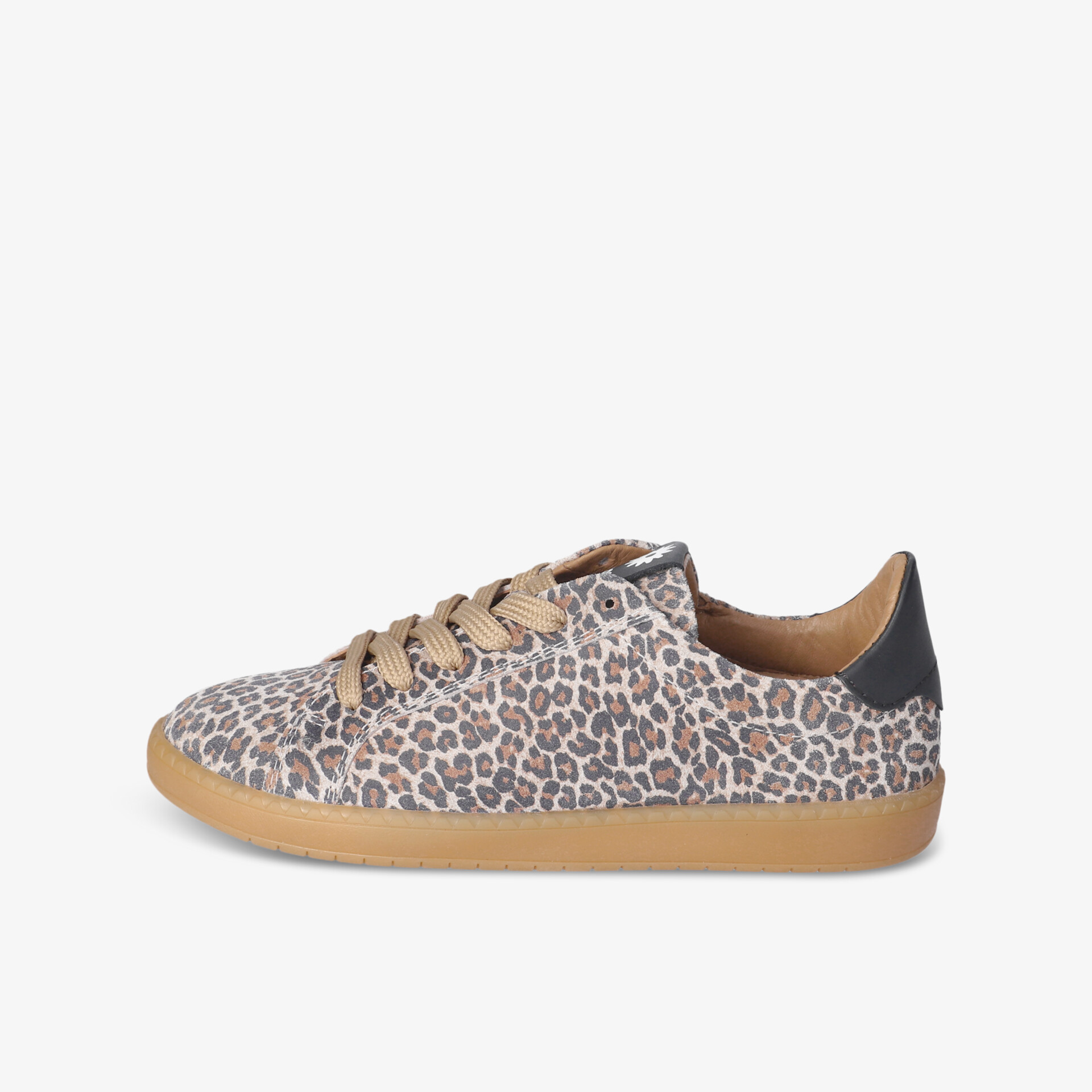 Leichter Sneaker mit bequemer Passform und flexiblem Sohlendesign in modischem Leopardenmuster seitlich abgebildet