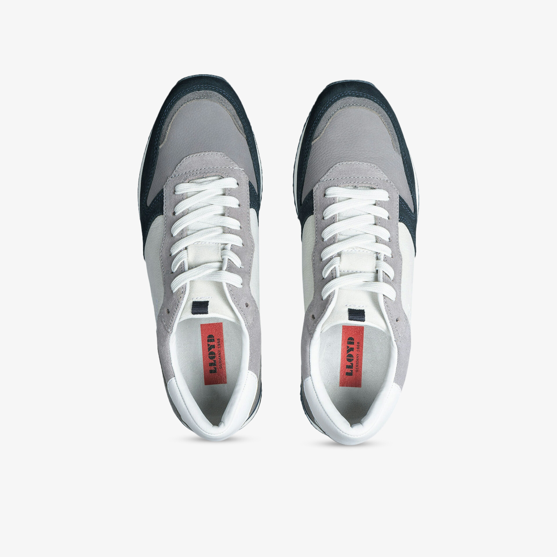 Leichte Sportschuhe im Paar in Grau, Schwarz und Weiß mit schnürbarer bequemer Passform und sportlichem Design.
