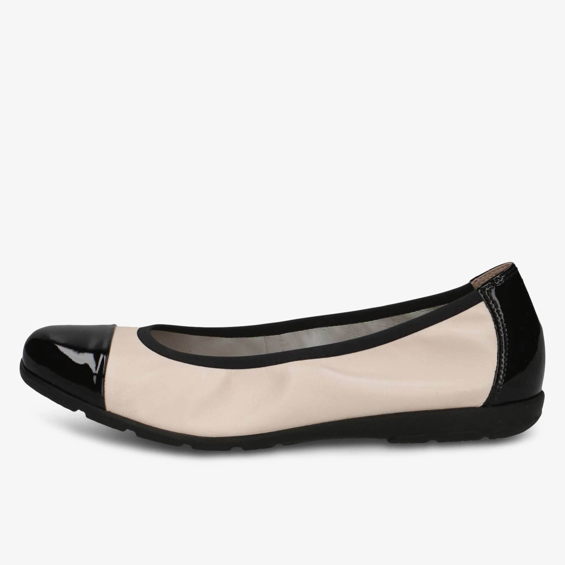 Seitliche Ansicht eines eleganten Ballerinas mit lackierter Spitze und weichem Obermaterial