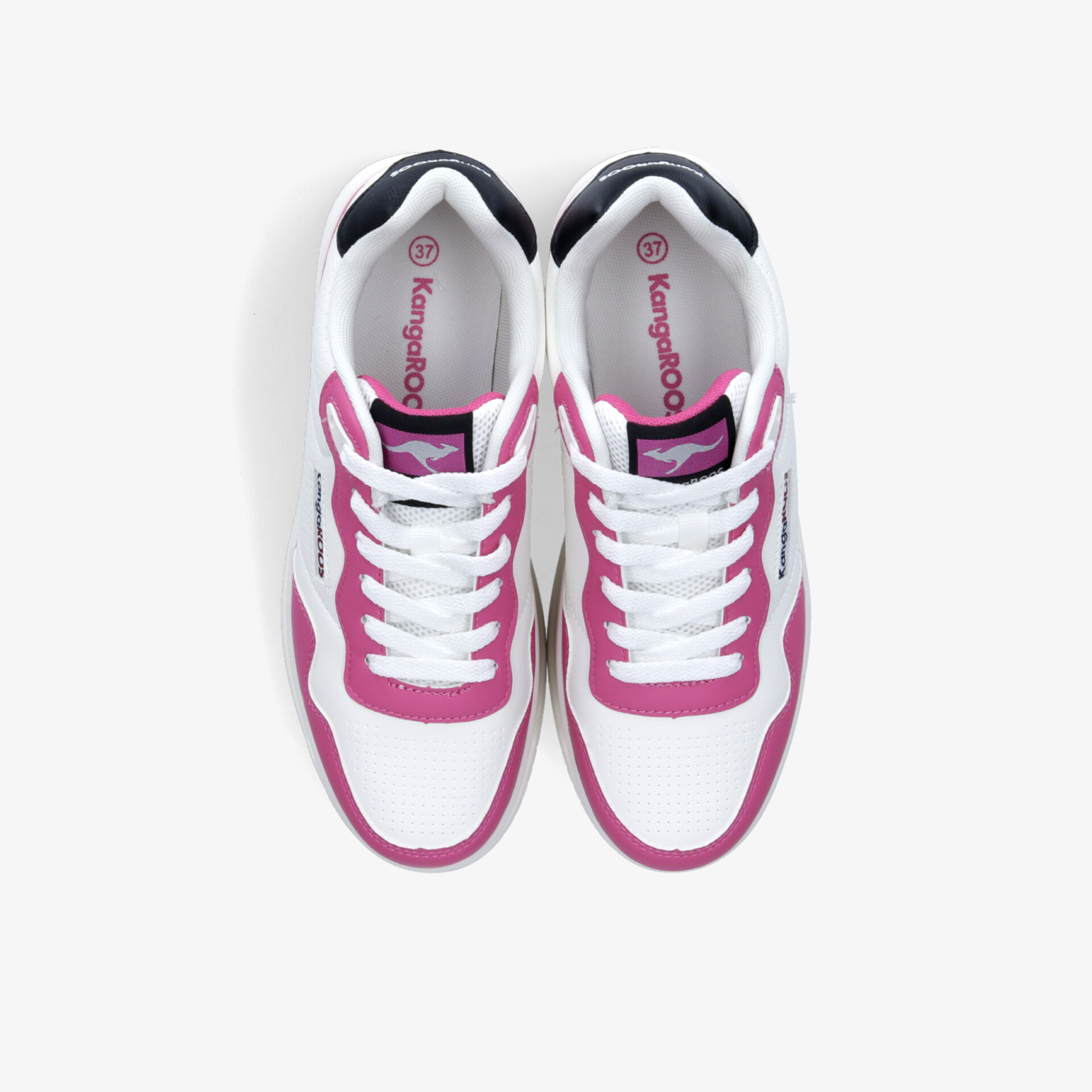 Robuste rosa-weiße Sportschuhe mit bequemer Passform und rutschfester, flexibler Außensohle, von oben im Paar sichtbar