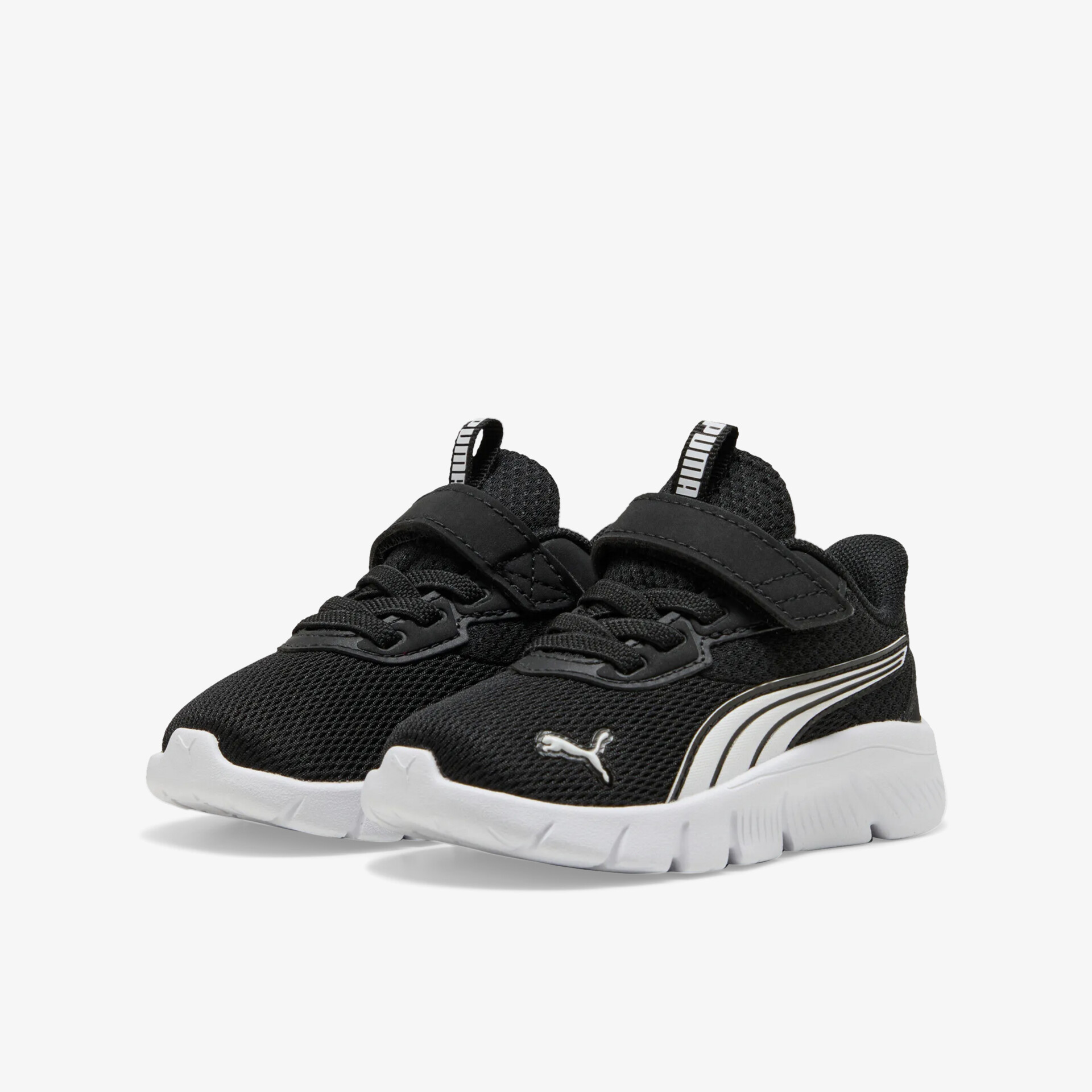 Leichter schwarzer Sportschuh mit weißer Sohle, atmungsaktiv und flexibel für optimalen Tragekomfort