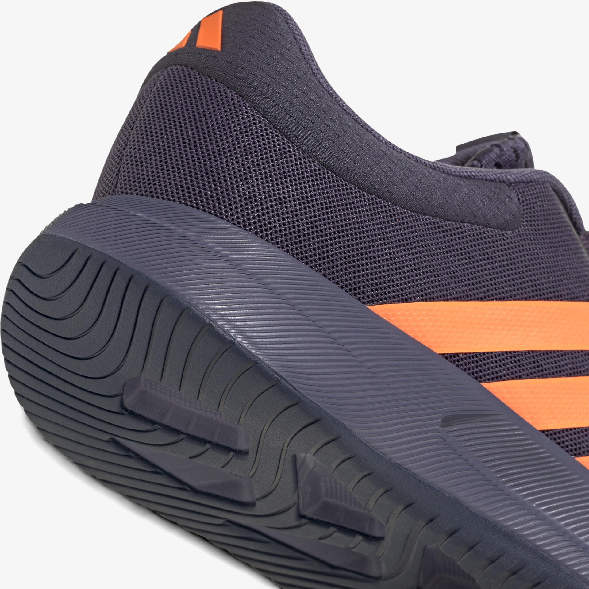 Schuhsohle mit profilierter, rutschfester Oberfläche und dynamischem Design in dunklen Farbtönen