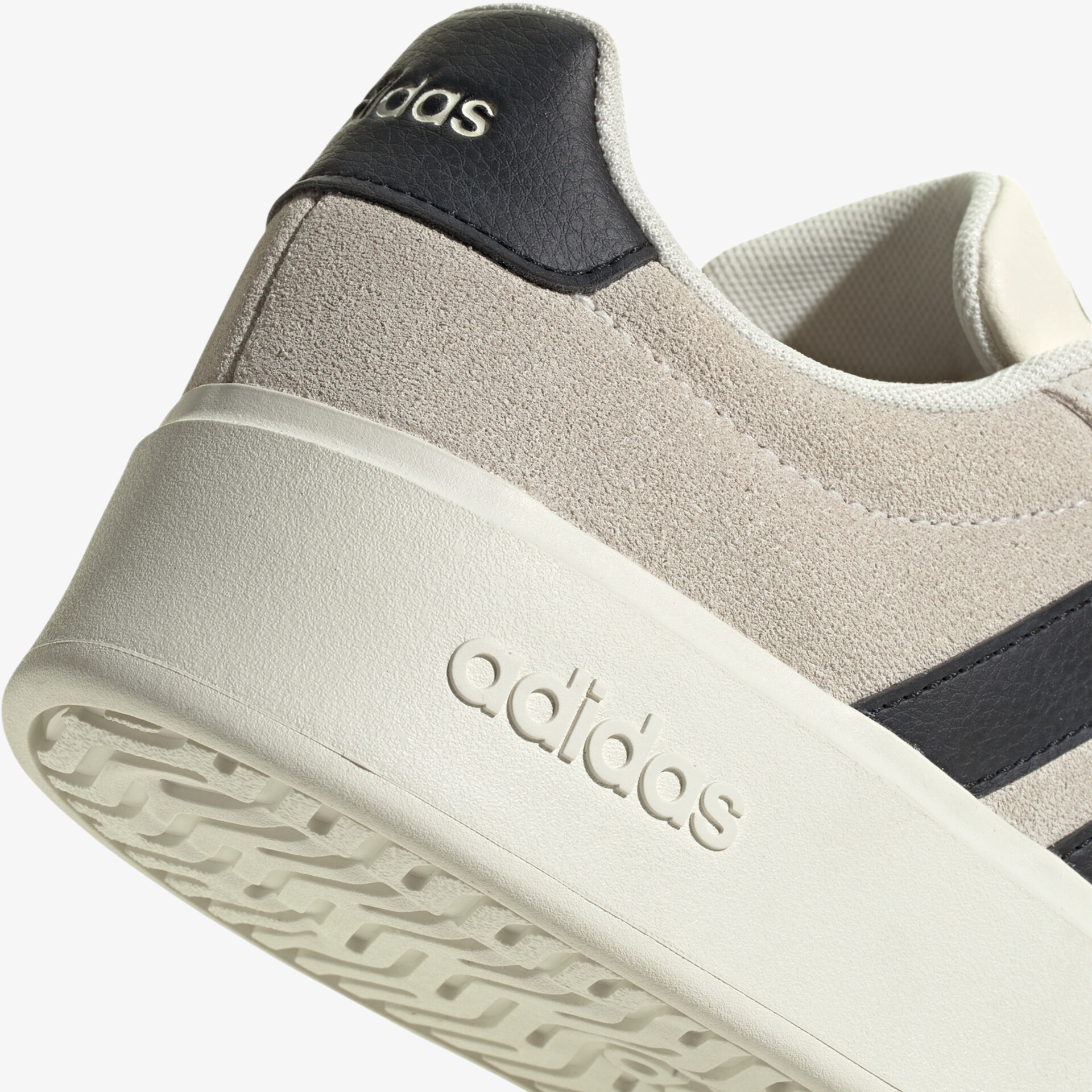 Detailansicht der grauen Adidas Schuhferse mit bequemem Schaum und profilierter Sohle für optimalen Halt