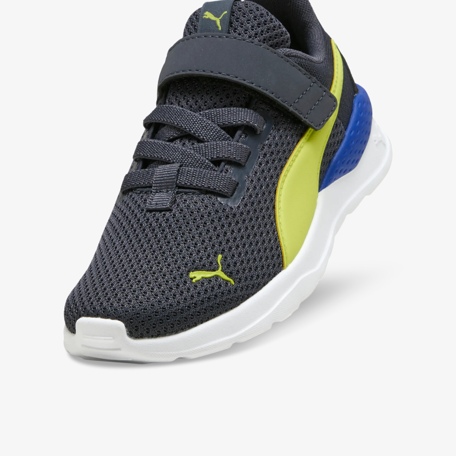 Sportlicher leichter Sneaker mit atmungsaktivem Mesh, gepolstertem Einstieg und rutschfester flexibler Sohle in dunklem Grau und Gelb