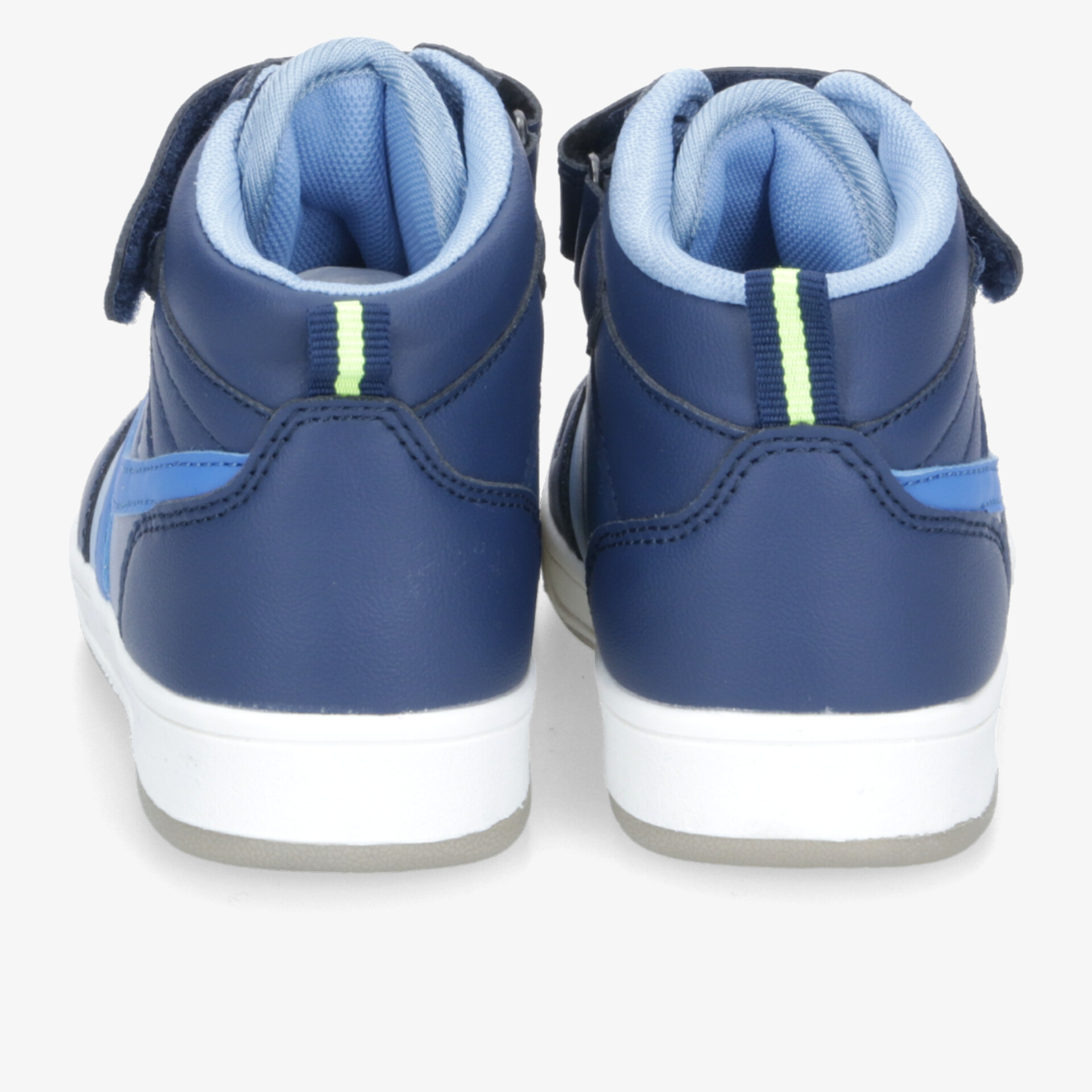 Blau weiße Sportschuhe mit gepolsterter Ferse und rutschfester Sohle, hinten gut sichtbar