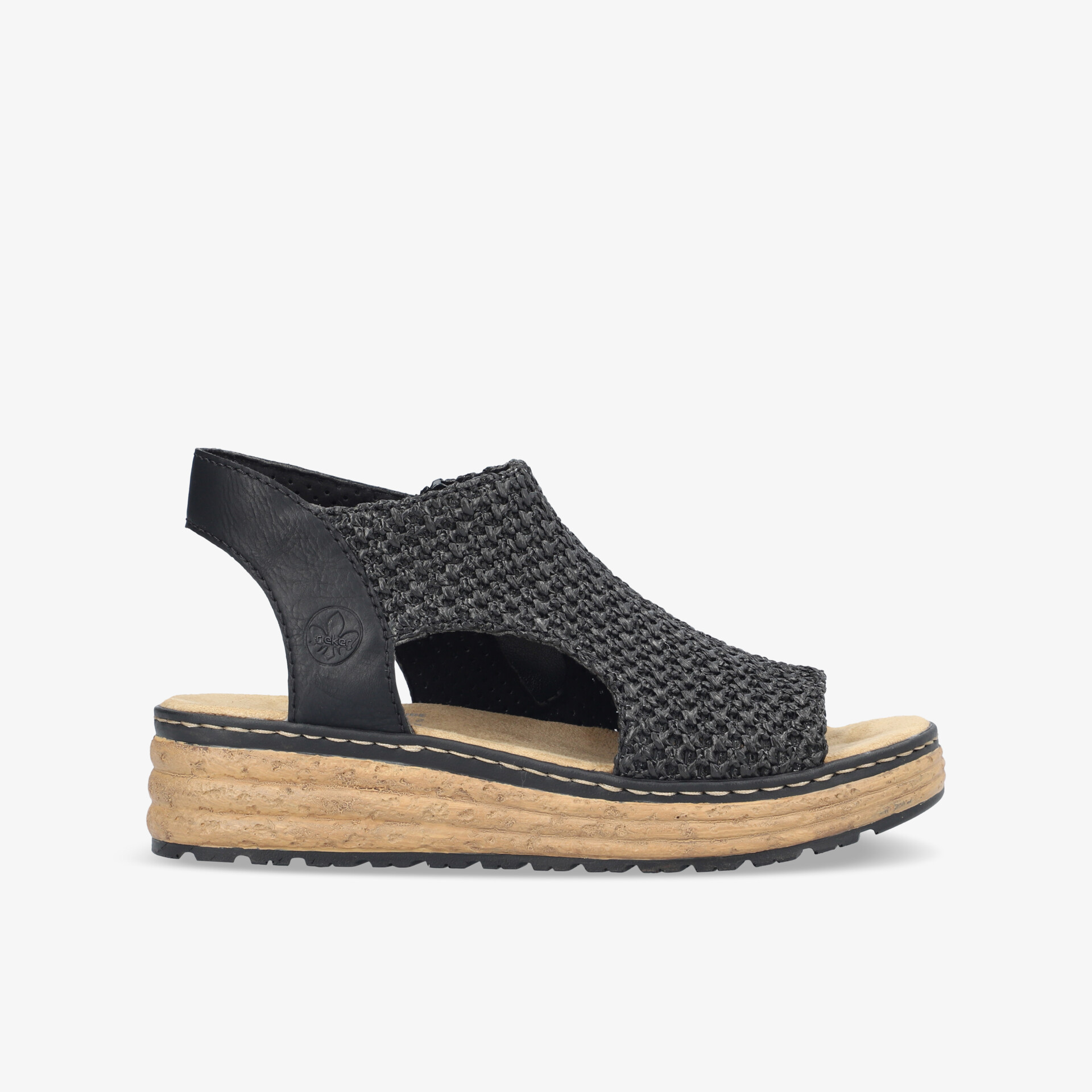 Seitliche Ansicht einer schwarzen Sandale mit gepolsterter Innensohle und leichtem Keilabsatz für hohen Tragekomfort