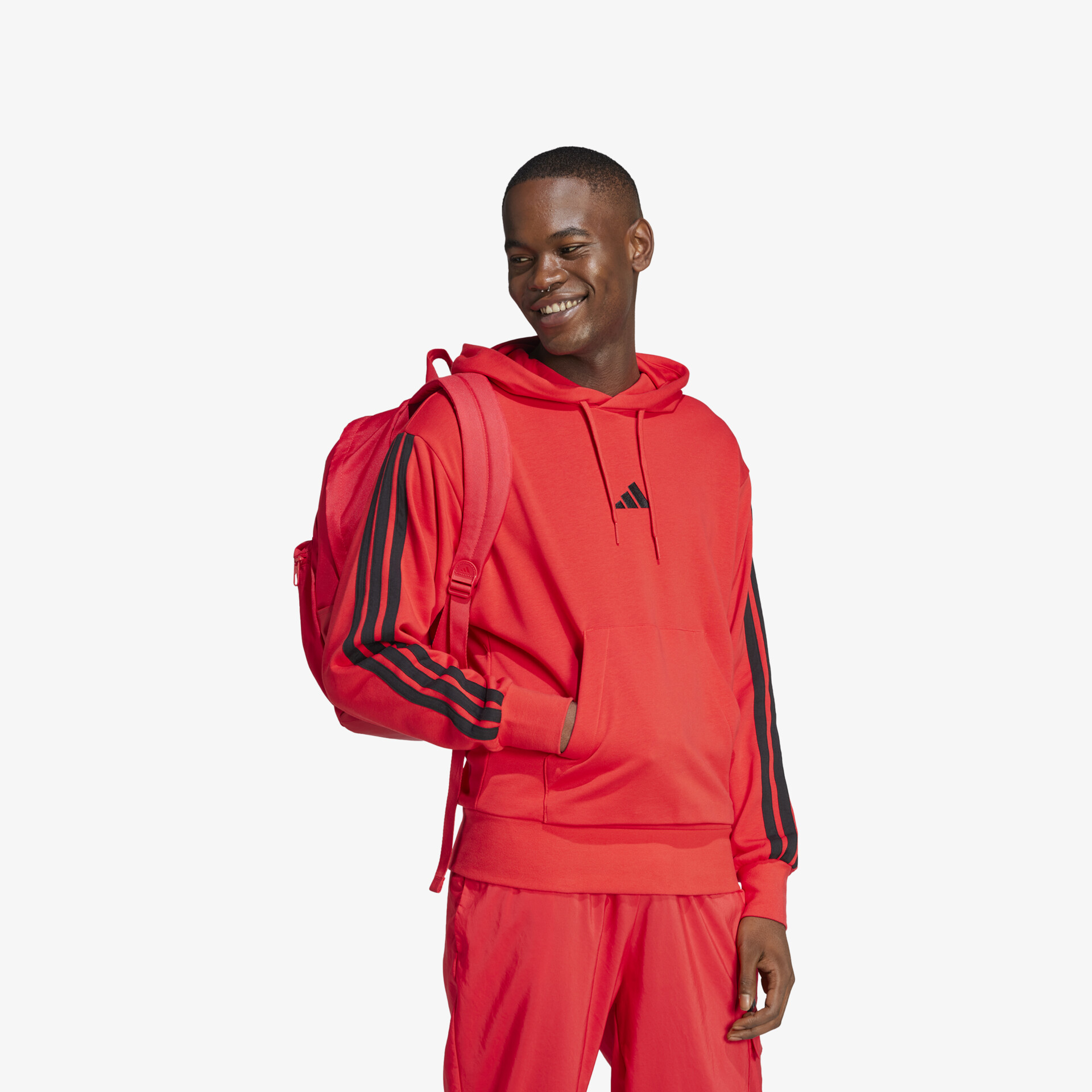 Roter Kapuzenpullover mit schwarzen Streifen, sportlich und bequem kombiniert mit passendem Rucksack