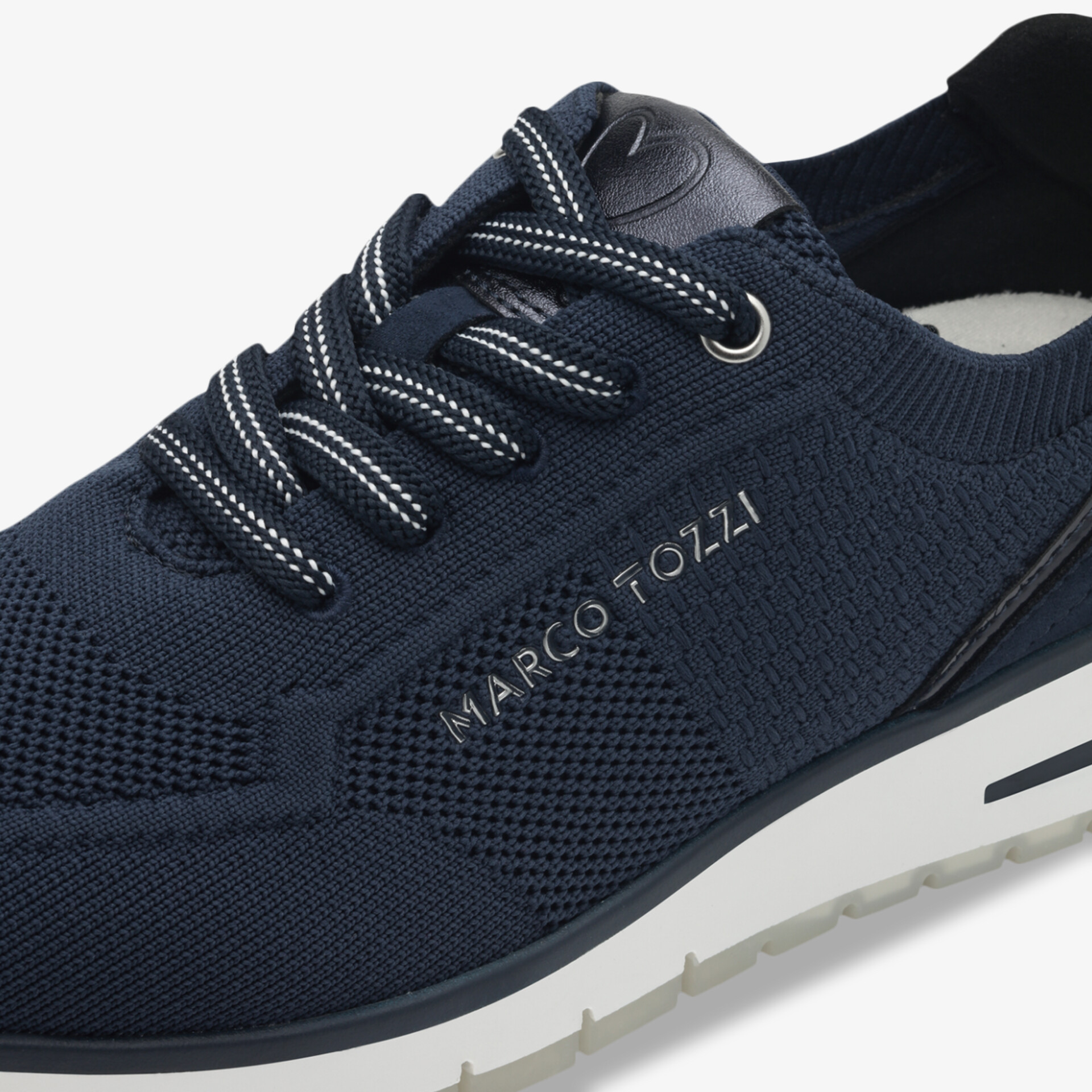 Detailaufnahme des blauen Marco Tozzi Schuhs mit atmungsaktivem Material und stilvoller Schnürung