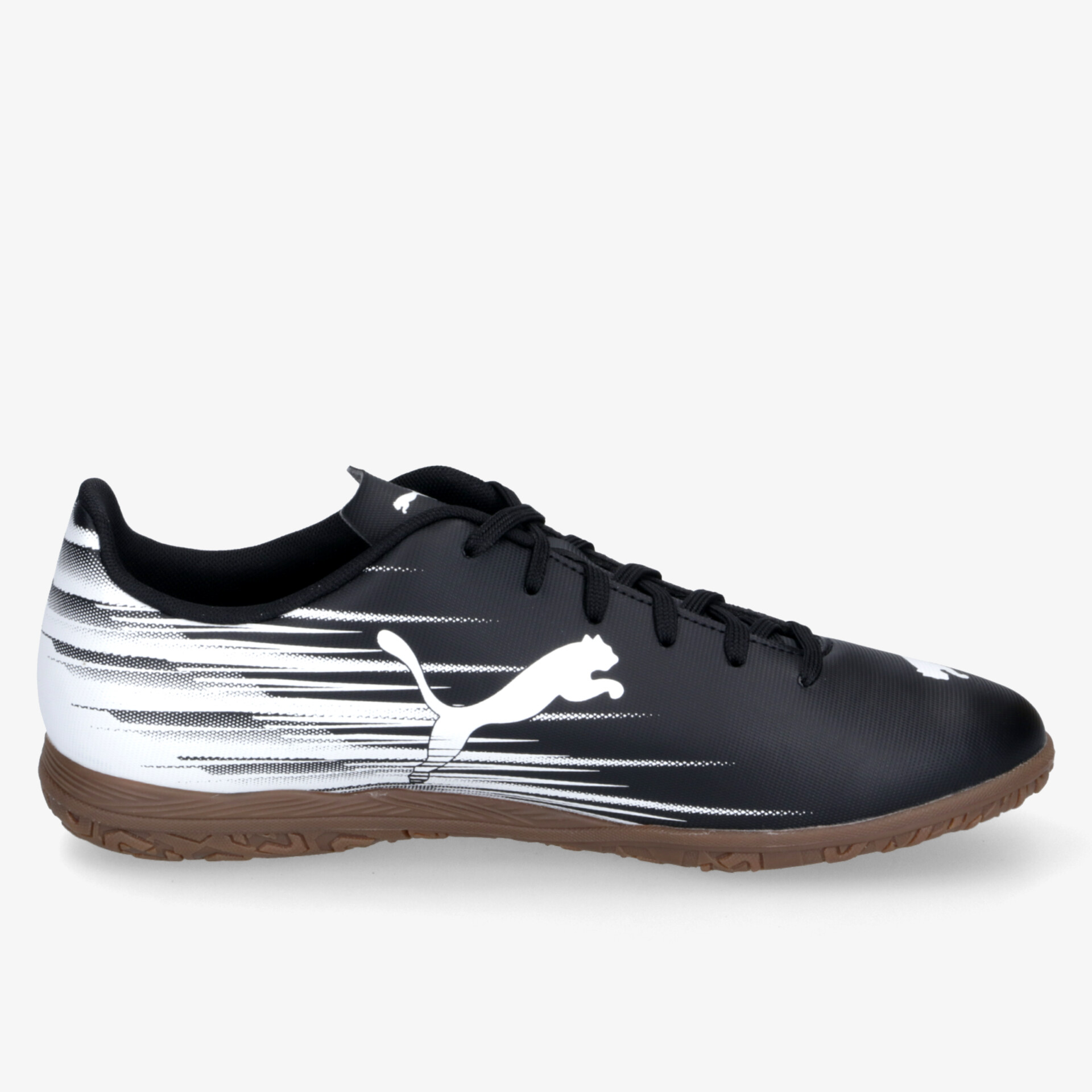 Leichter schwarzer Sportschuh mit weißem Design und griffiger Sohle in seitlicher Ansicht