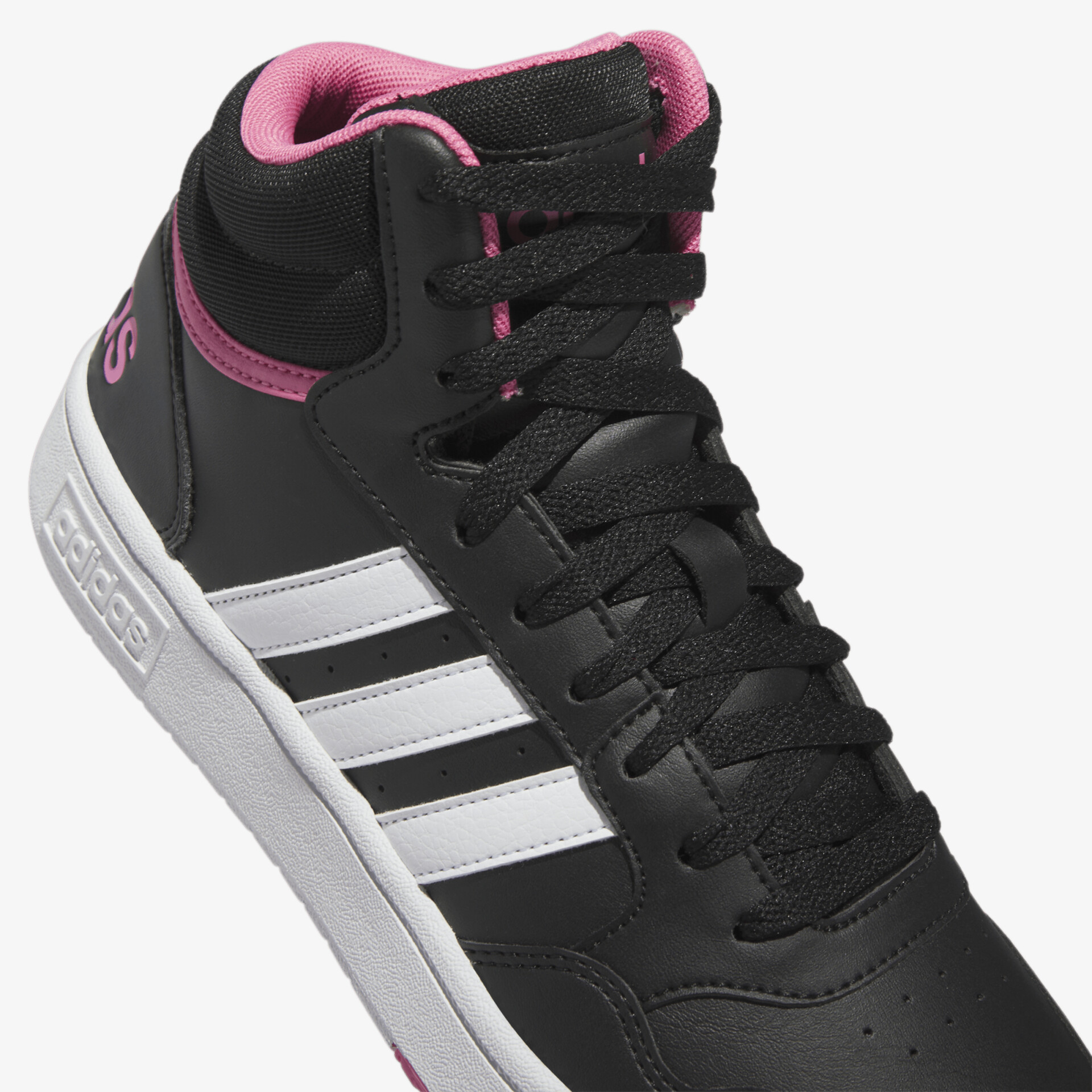 Schwarzer Sneaker mit weißen Streifen und pinkem Innenfutter, ideal für sportliche Aktivitäten und Freizeit