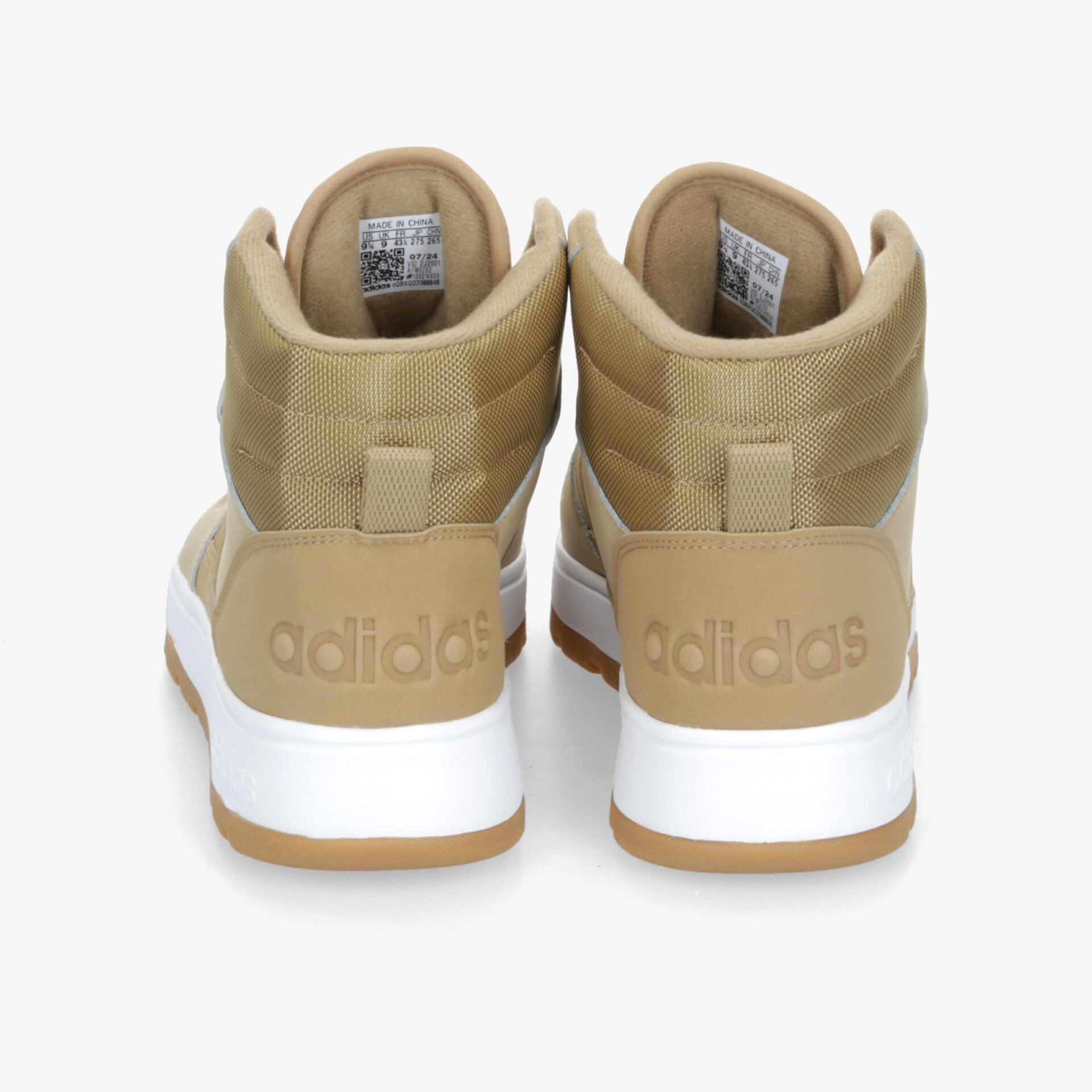 Rückansicht eines gepolsterten Sportschuhs mit hohem Schaft und rutschfester weißer Sohle von adidas