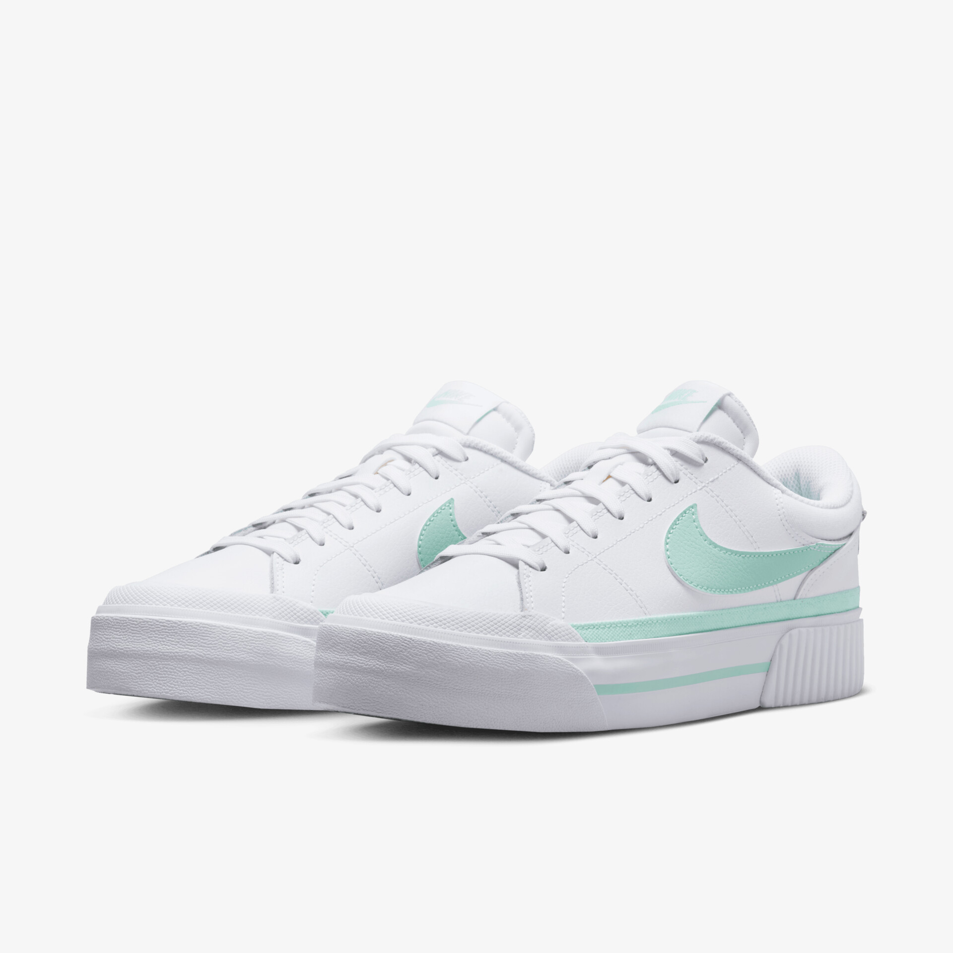 Weißer Sneaker mit mintgrünem Akzent, sportlich, komfortabel, robuste Sohle, modernes Design, schnürbar