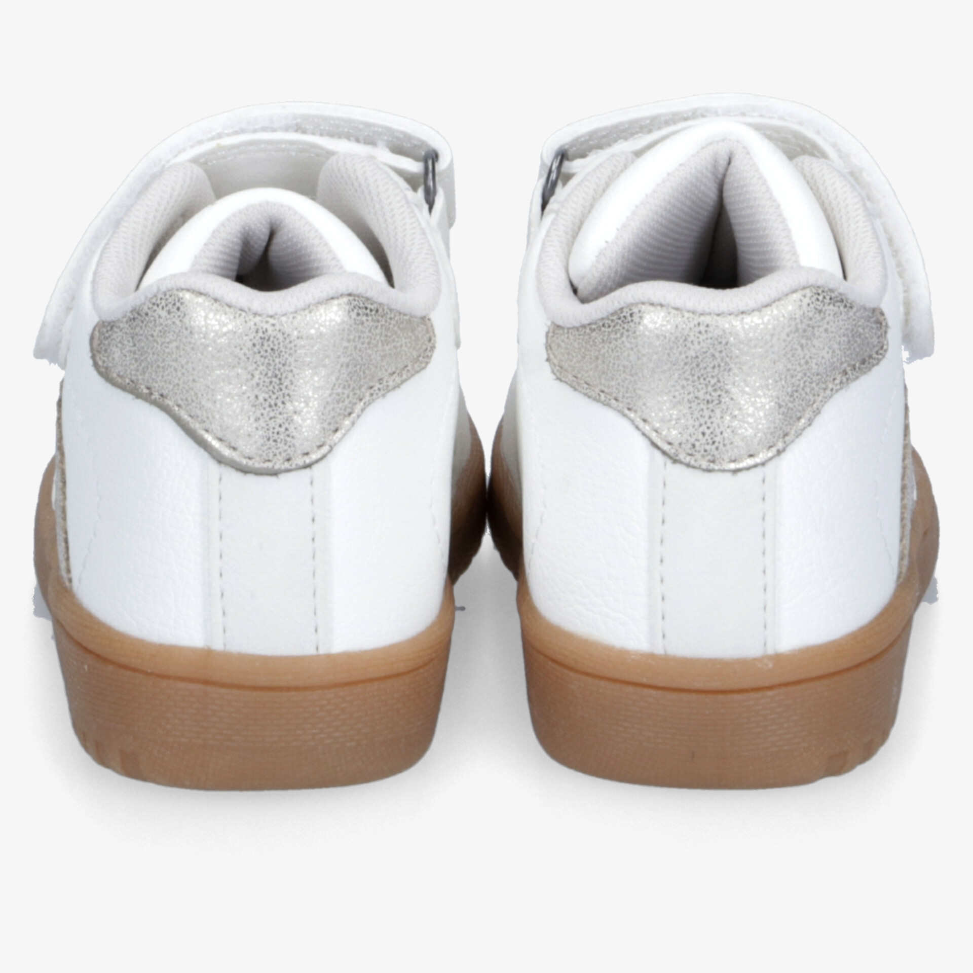 Weiße Sportschuhe mit brauner Sohle und silberner Fersenkappe von hinten in klarer Ansicht