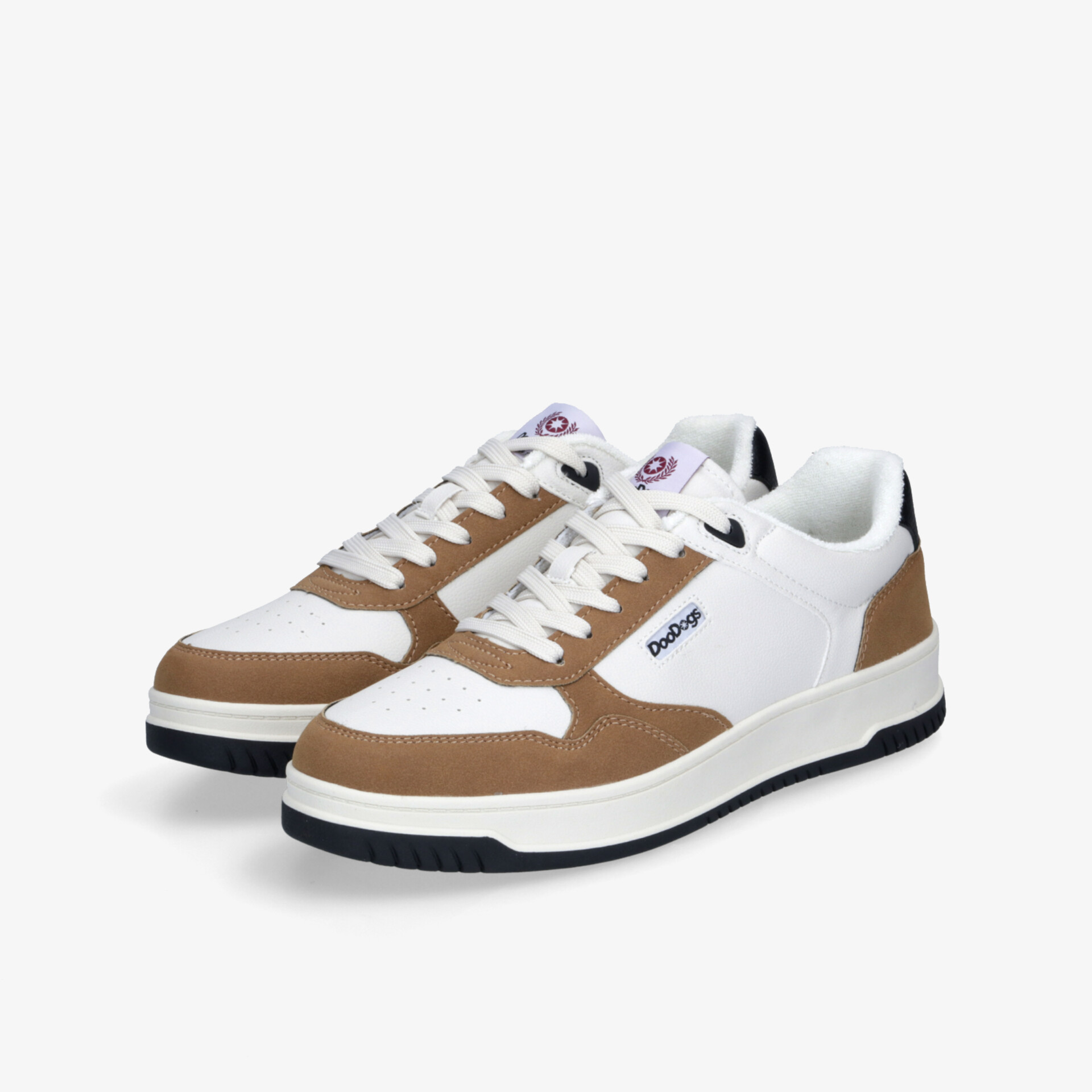 Weiß-braune Sportschuhe mit hohem Tragekomfort, rutschfester Sohle und modernem, stilvollem Design