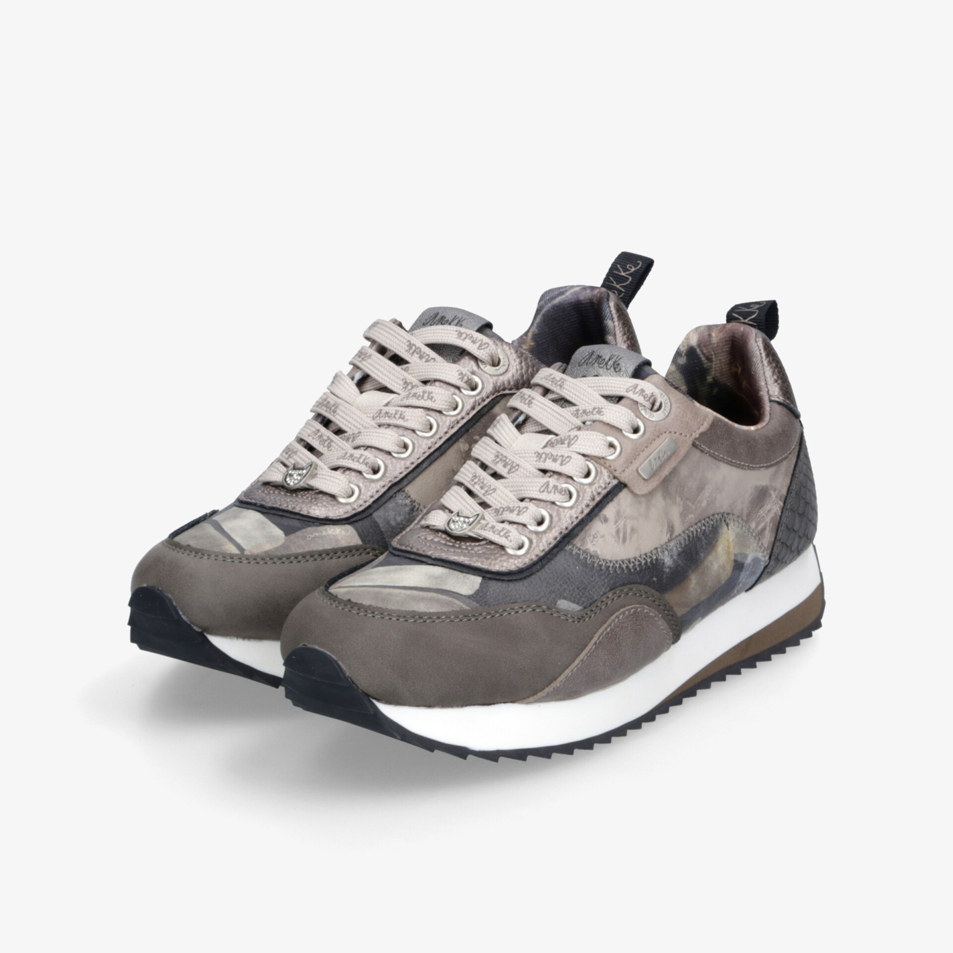 Sportliche graue Sneaker mit gepolsterter Innensohle und rutschfester Sohle für optimalen Tragekomfort