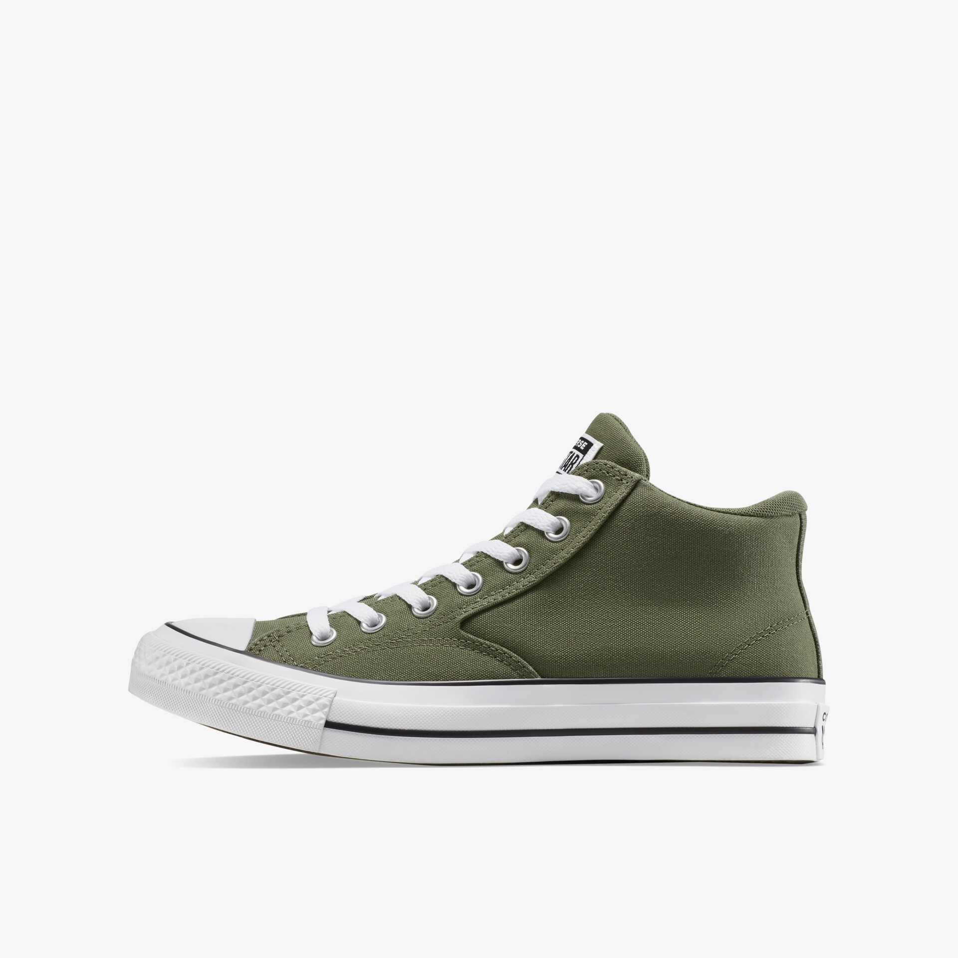 Seitliche Ansicht eines olivegrünen Sneakers mit weißen Schnürsenkeln und sportlichem Design
