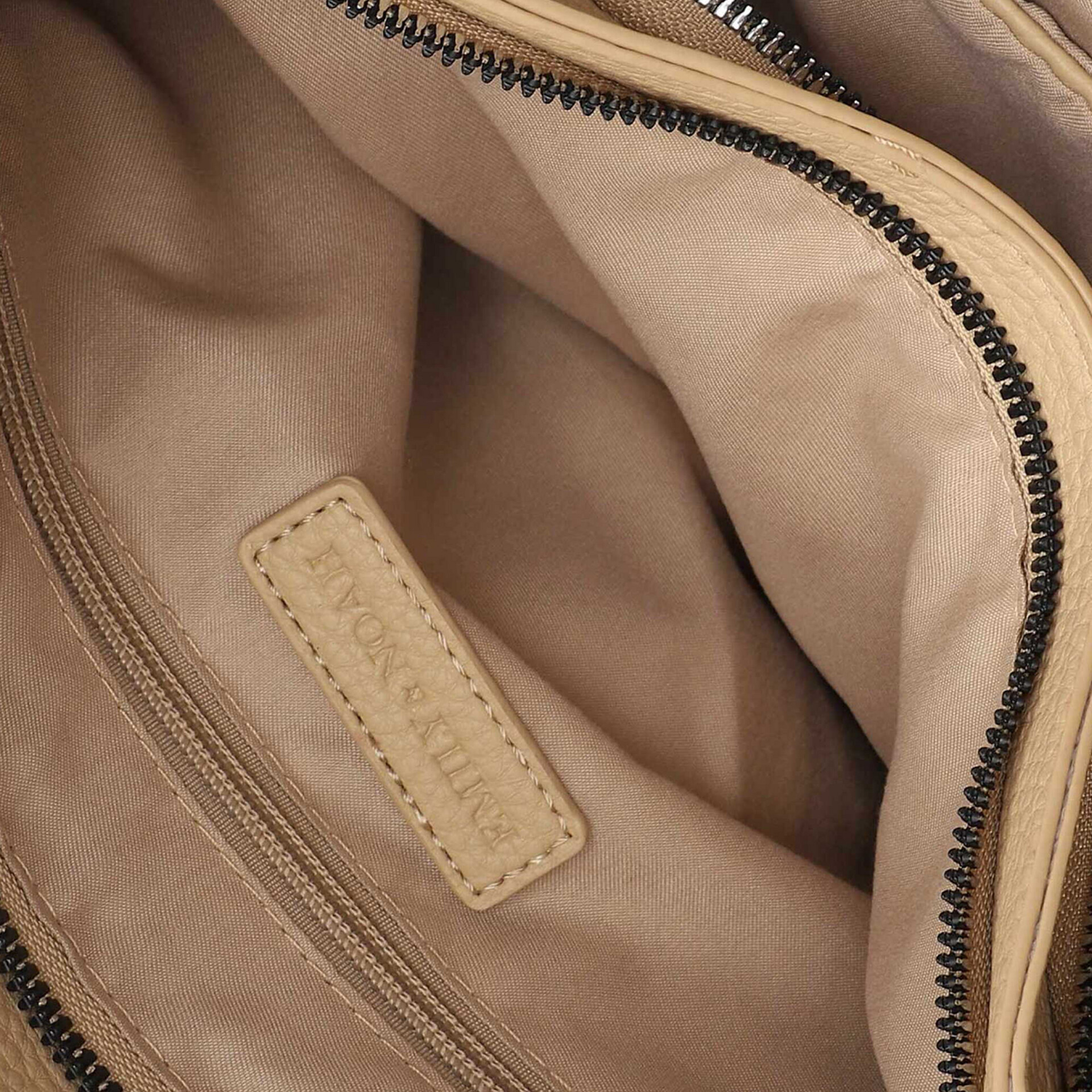 Detailaufnahme des Tascheninnenraums mit Reißverschluss und weichem, hochwertigem Innenmaterial