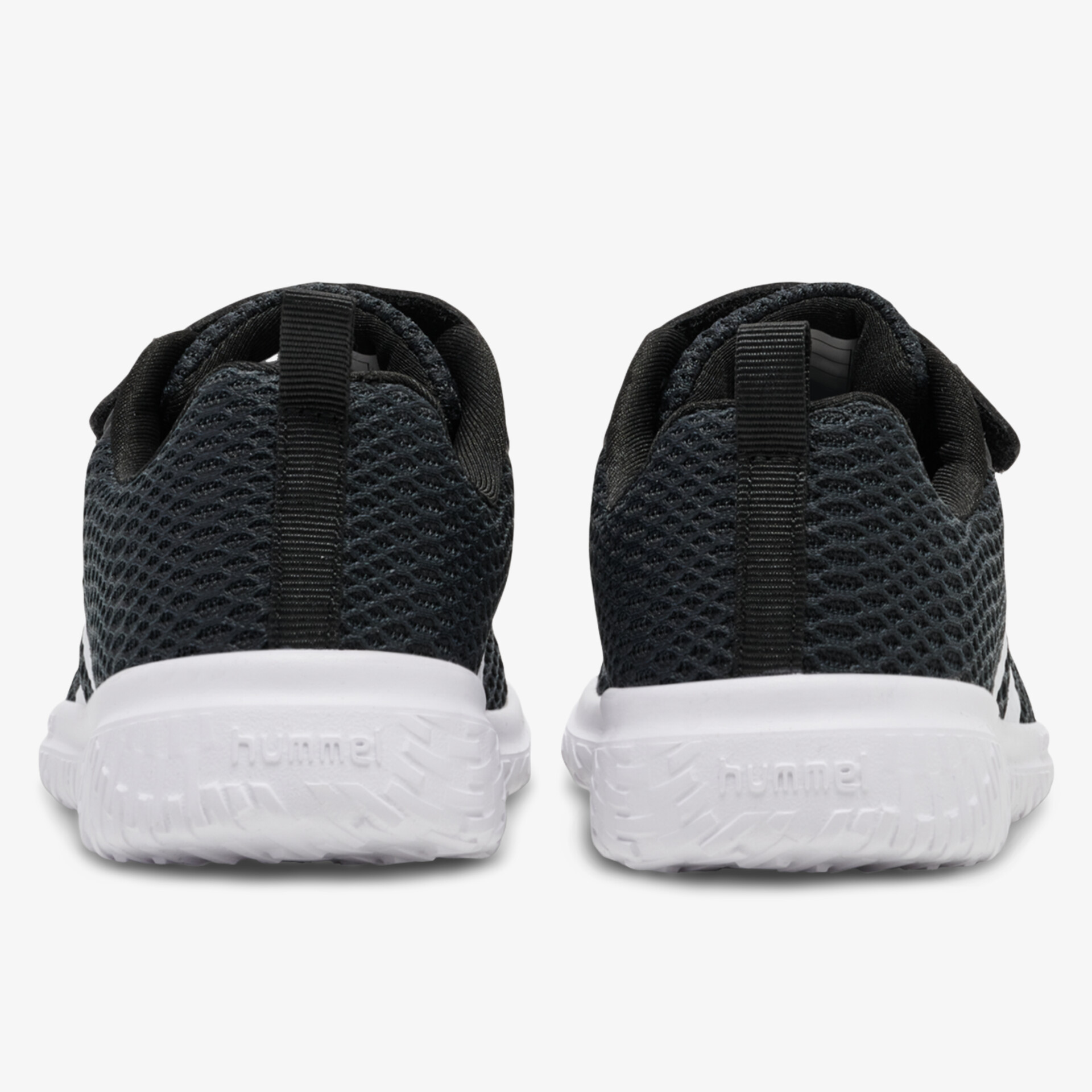 Rückansicht eines schwarzen leichten Sportschuhs mit atmungsaktivem Material und weißer rutschfester Sohle in Paaransicht