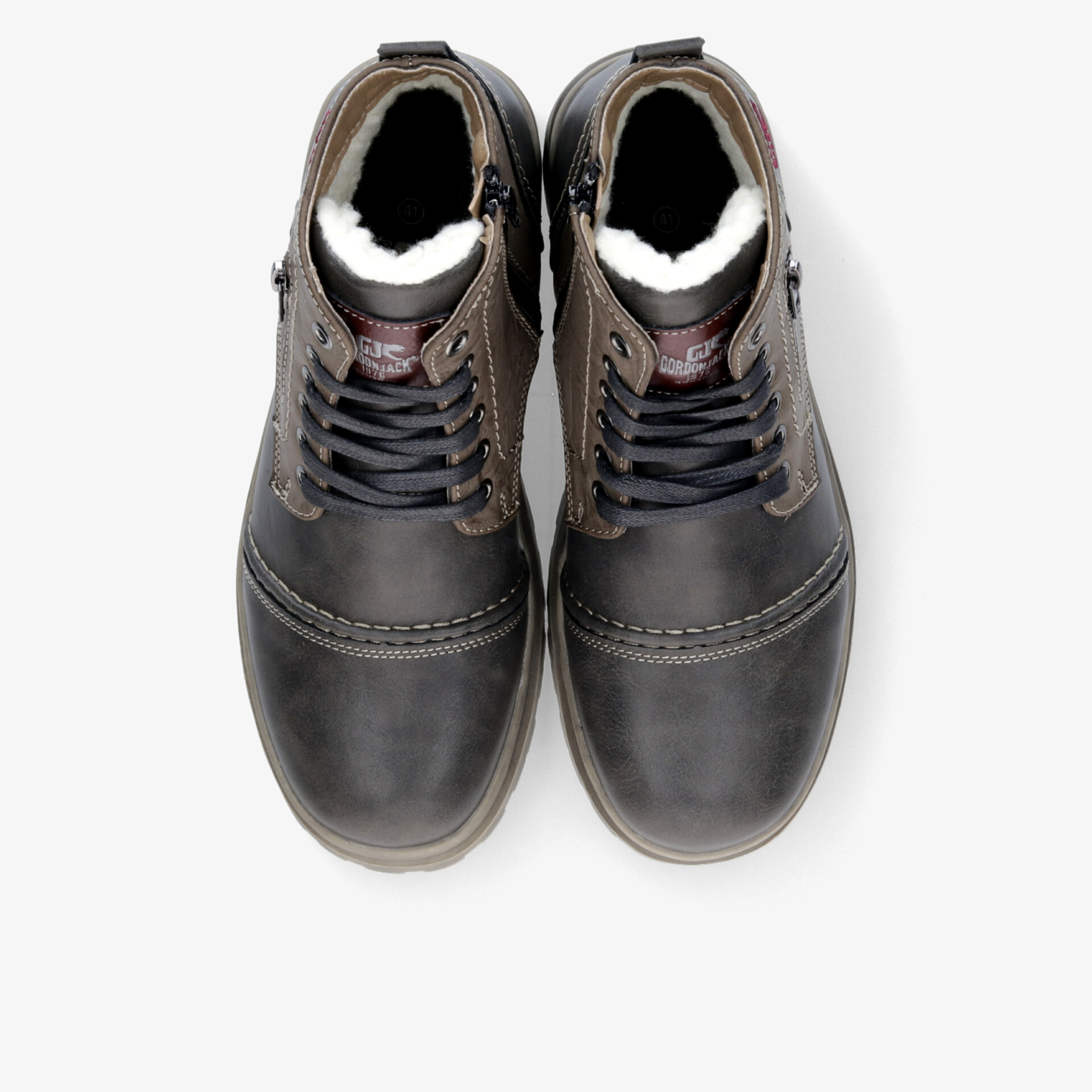 Robuste Winterstiefel mit warmem Fleecefutter, wetterfester Oberfläche und rutschfester Sohle für optimalen Tragekomfort