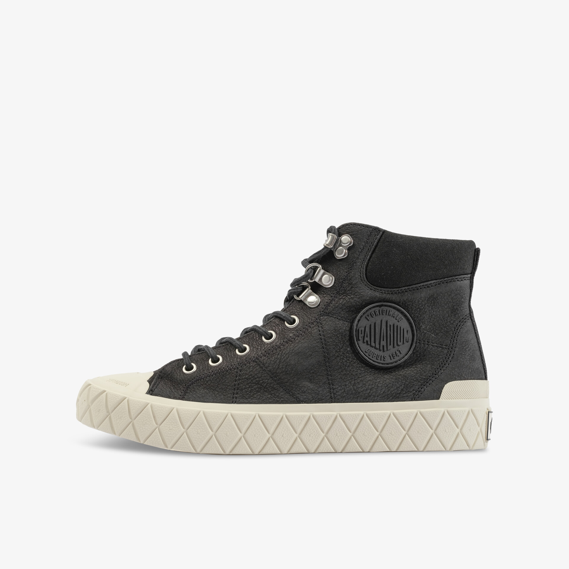 Stylischer schwarzer High-Top Sneaker mit beiger Sohle und seitlichem Logo-Patch für vielseitigen Alltagslook.
