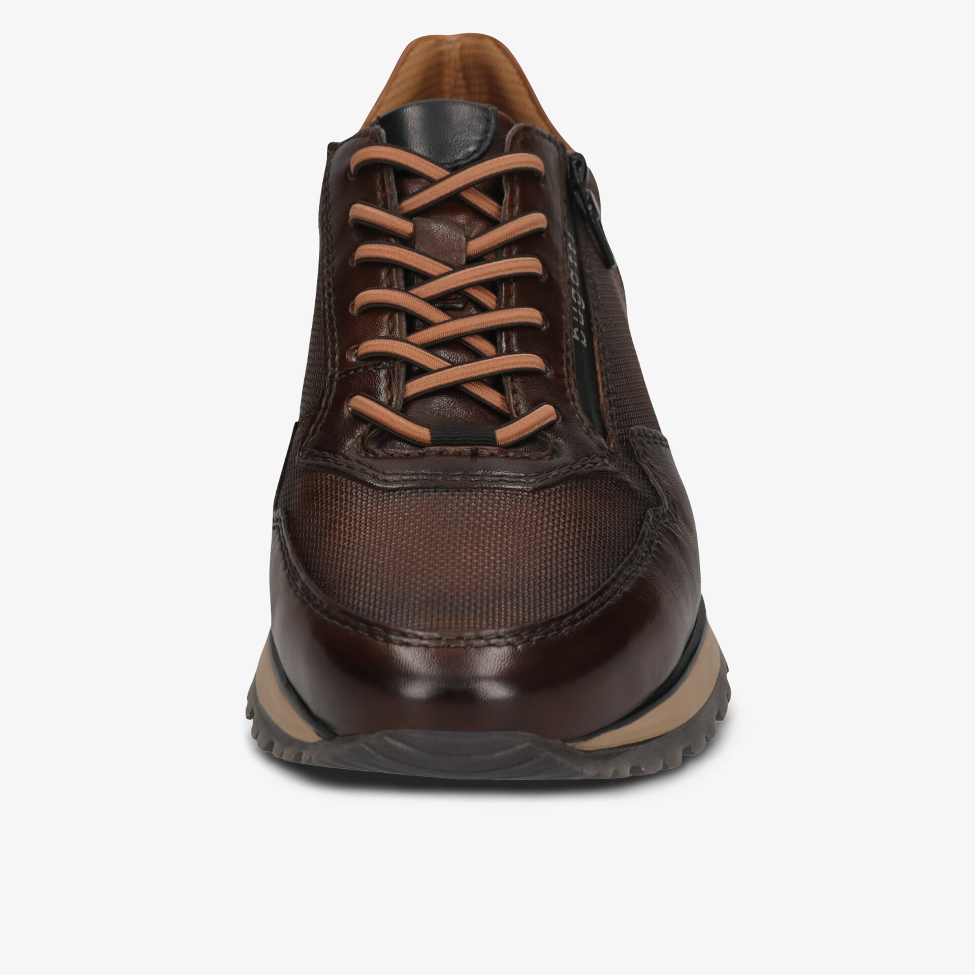 Frontansicht eines braunen bequemen Schuhs mit langlebiger rutschfester Sohle und robustem Schnürverschluss