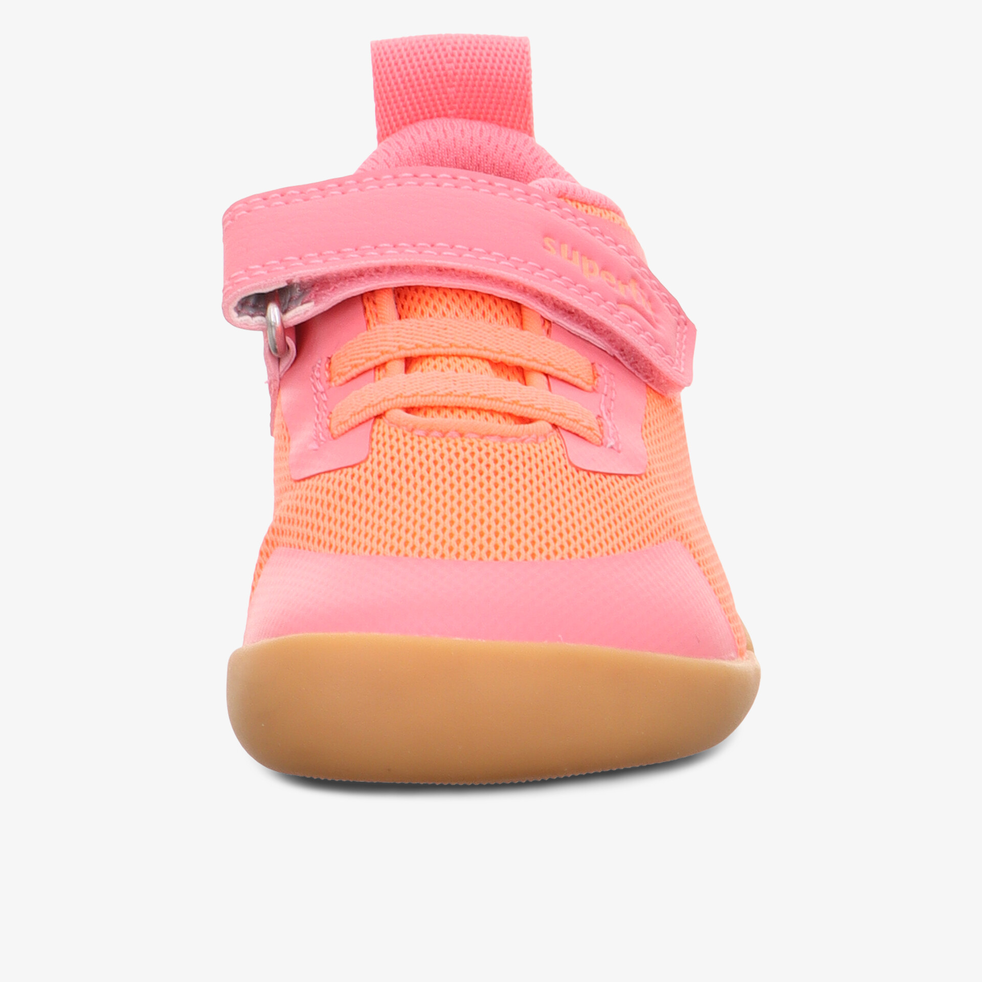 Frontalansicht eines Kinder-Sportschuhs mit atmungsaktivem Material und flexiblem Sohlenprofil