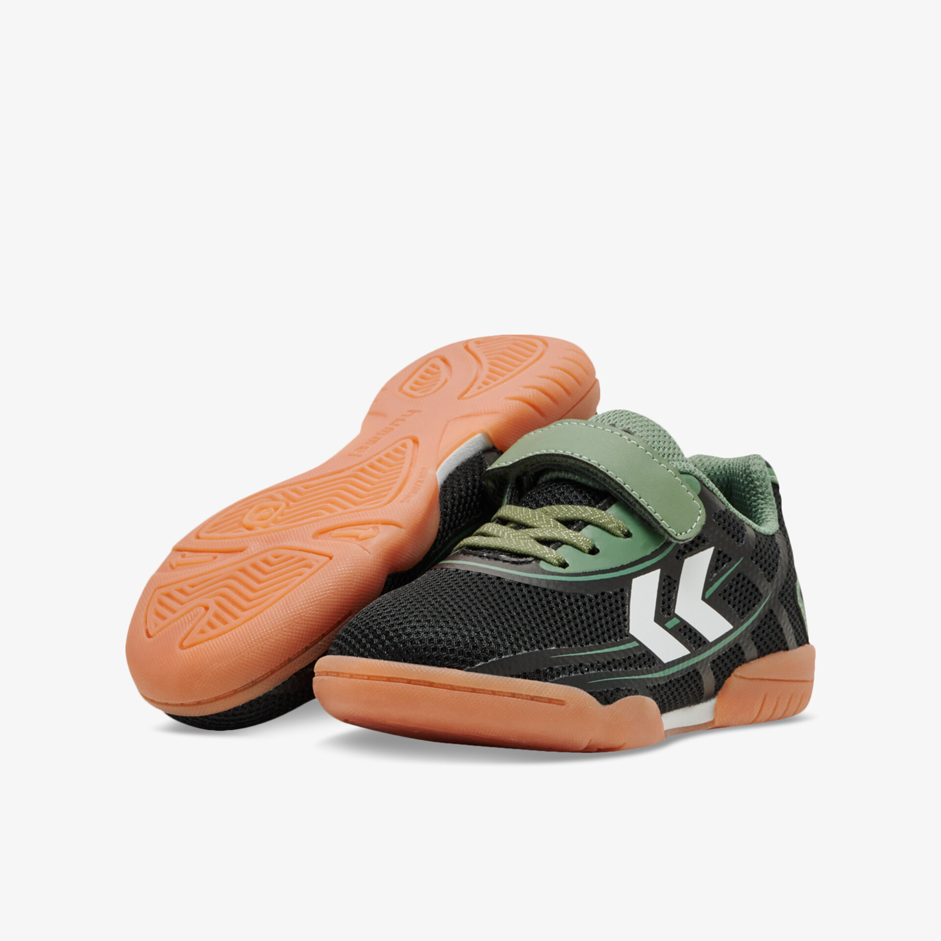 Moderne Hallenschuhe mit rutschfester Sohle und bequemer Klettverschluss für perfekten Halt bei sportlichen Aktivitäten.