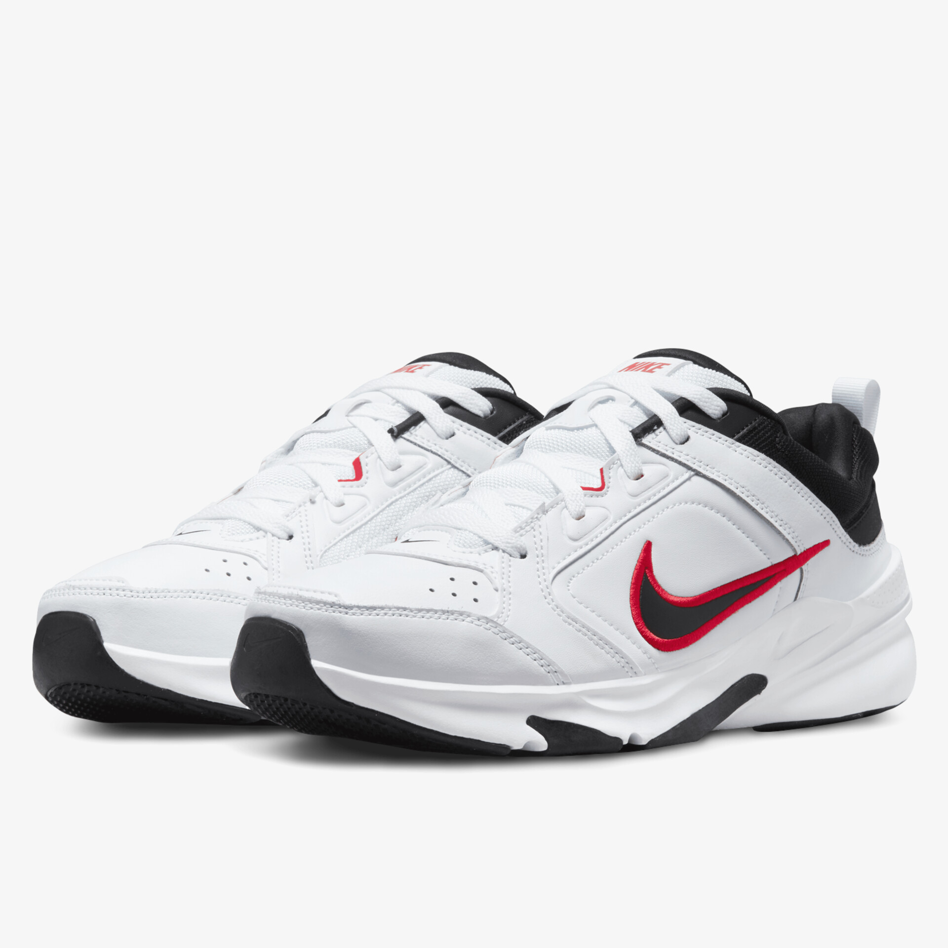 Sportlicher weißer Sneaker mit rotem Logo und stabiler Gummisohle, bequem und langlebig