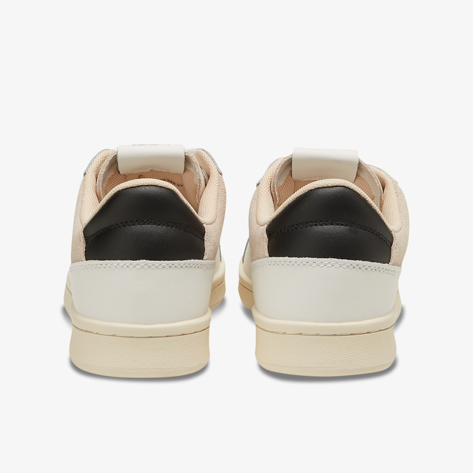 Rückansicht von modernen Sneakers mit kontrastierenden Farben, ideal für Alltag und Freizeit.
