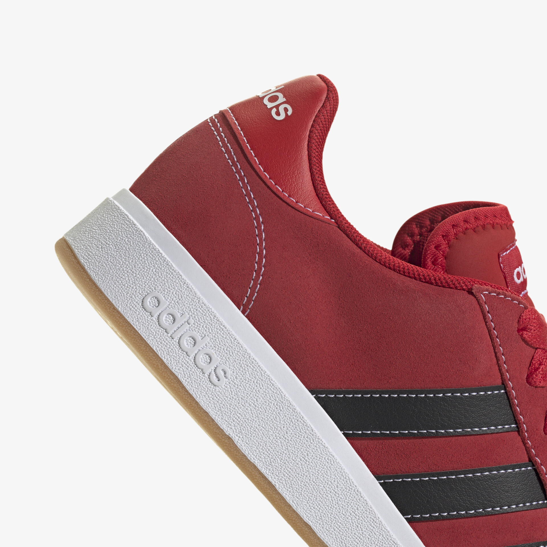 Roter Sneaker mit gepolstertem Kragen und robuster weißer Sohle für hohen Tragekomfort und sportlichen Stil