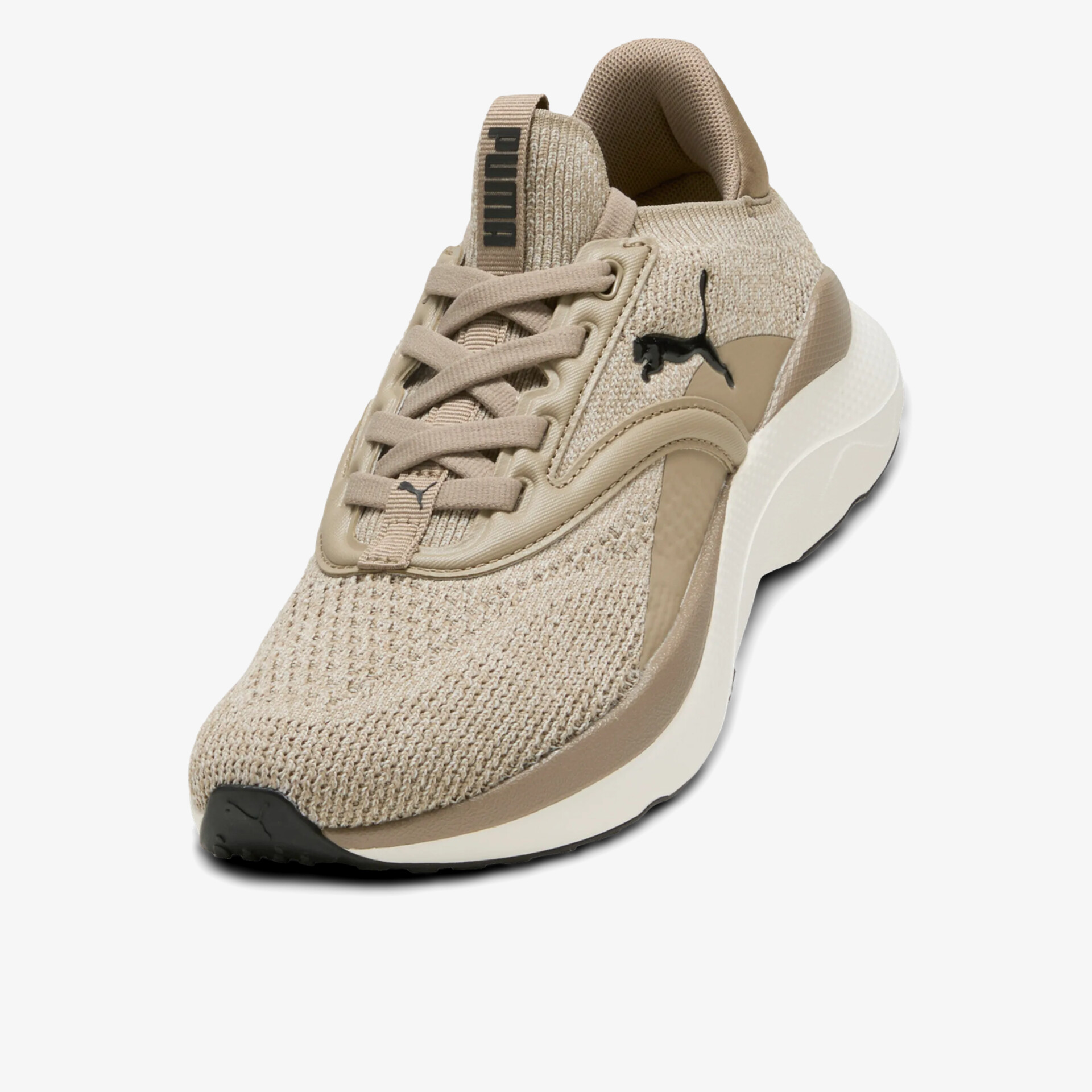 Beiger Sportschuh mit atmungsaktivem Mesh, leichter Konstruktion und flexibler Sohle für hohen Tragekomfort