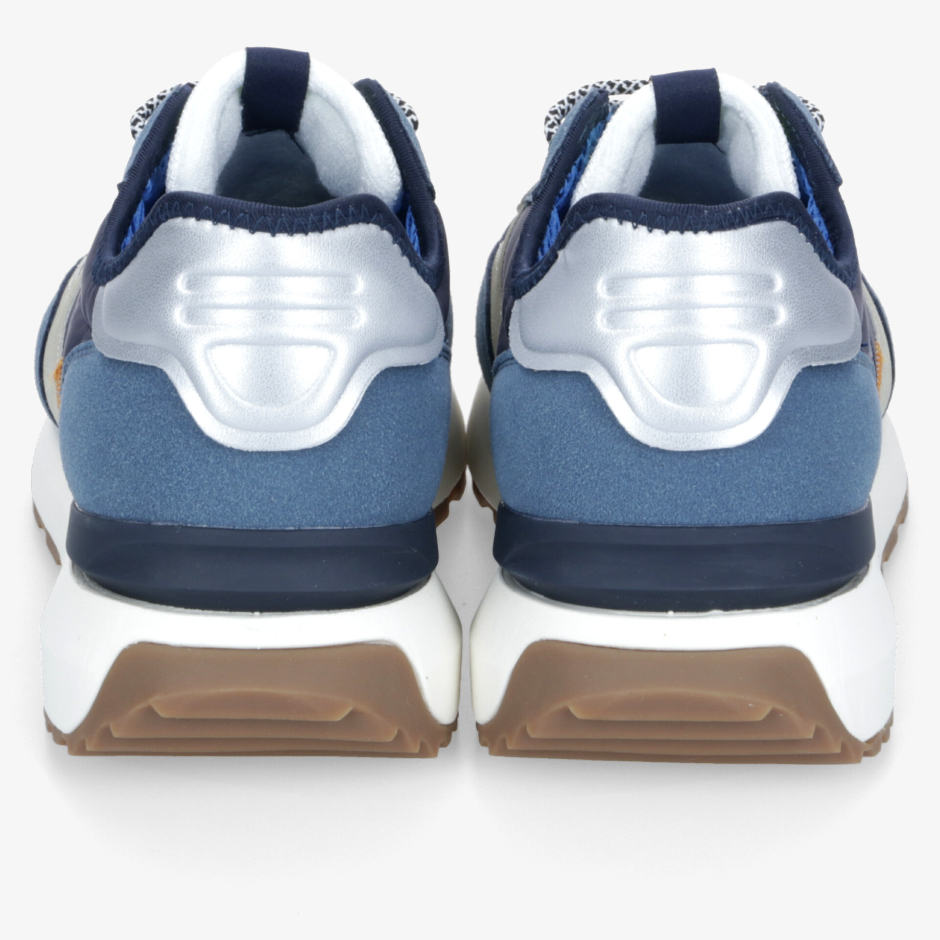 Rückansicht von blau-weißen Sneakern im Paar mit robustem Absatz und gepolstertem Komfort