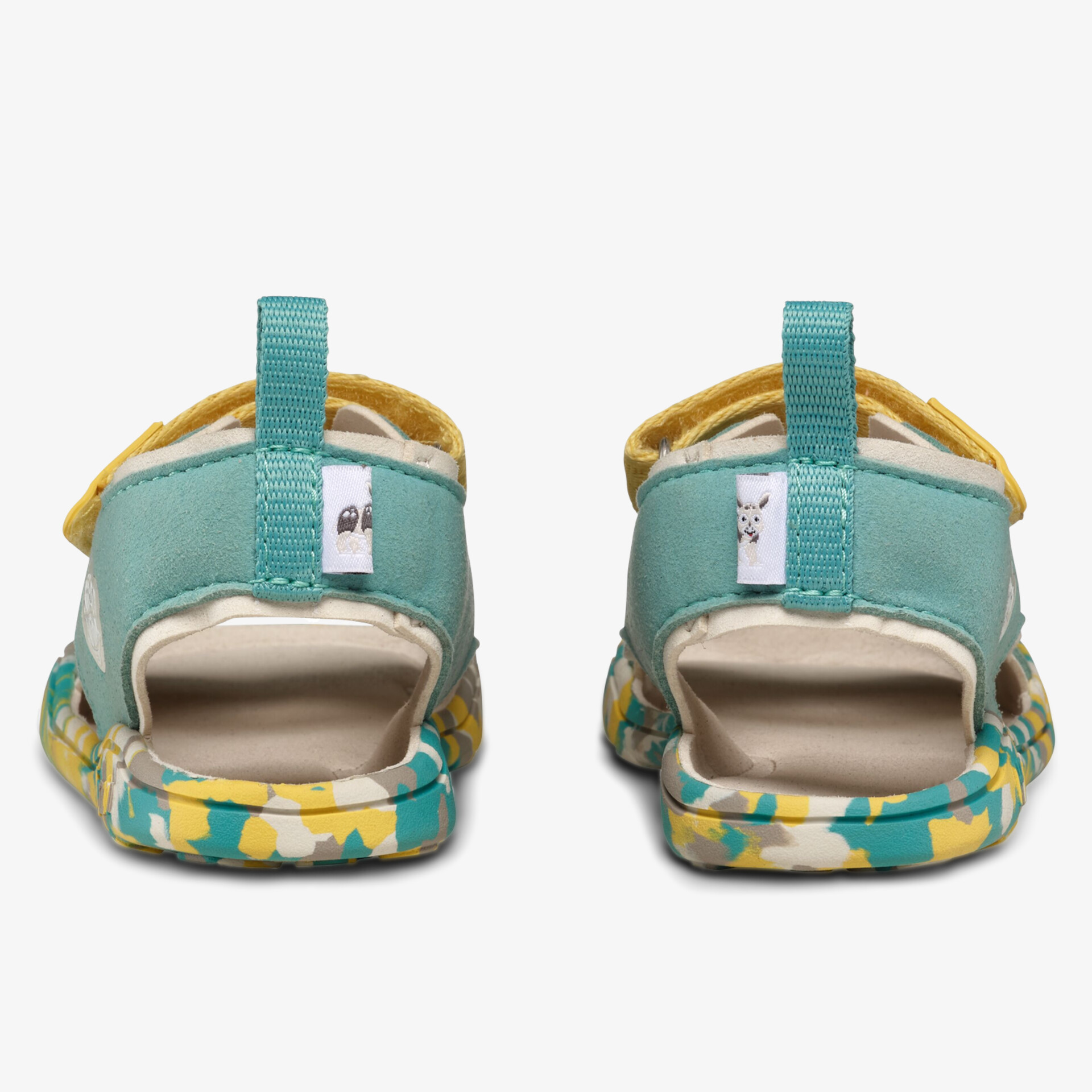 Rückansicht von Schuhen mit gepolstertem Fersenbereich und farbenfroher Außensohle, komfortables Textilmaterial sichtbar