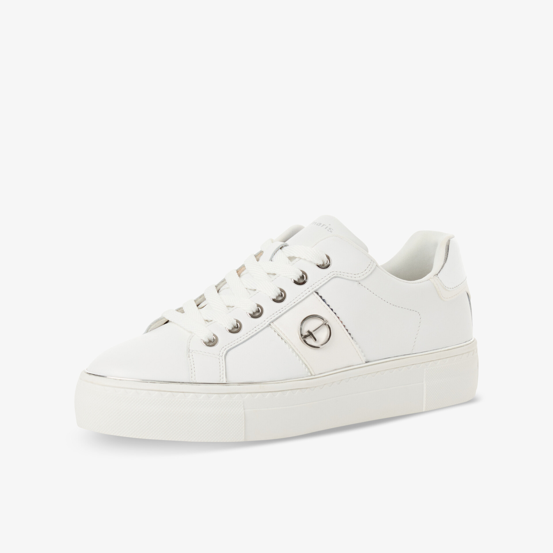 Weißer Sneaker mit Plateausohle und Schnürsenkeln in schräger Frontansicht, modernes und bequemes Design