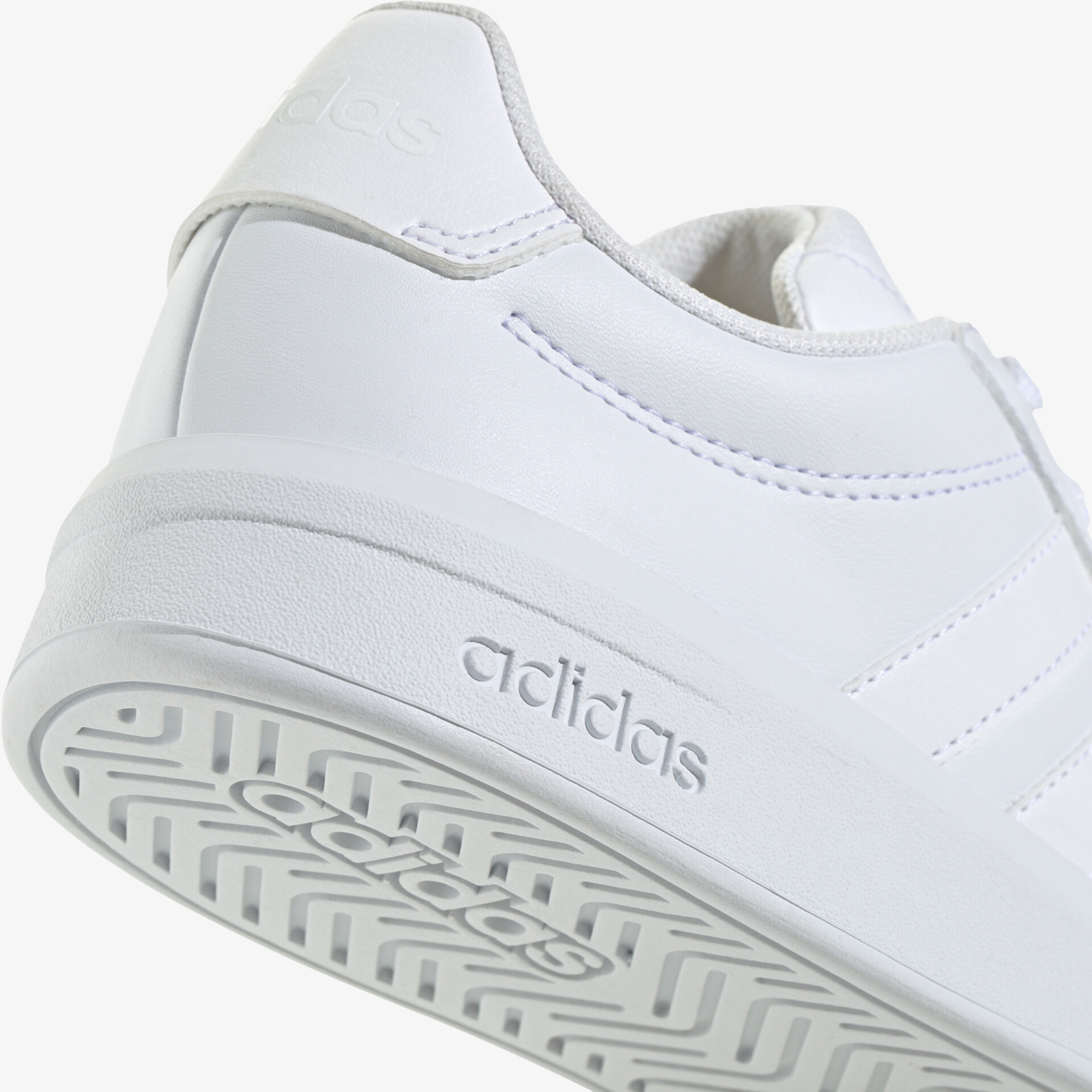 Weißer adidas Sneaker mit rutschfester Sohle, sportlichem Design und bequemem Tragekomfort