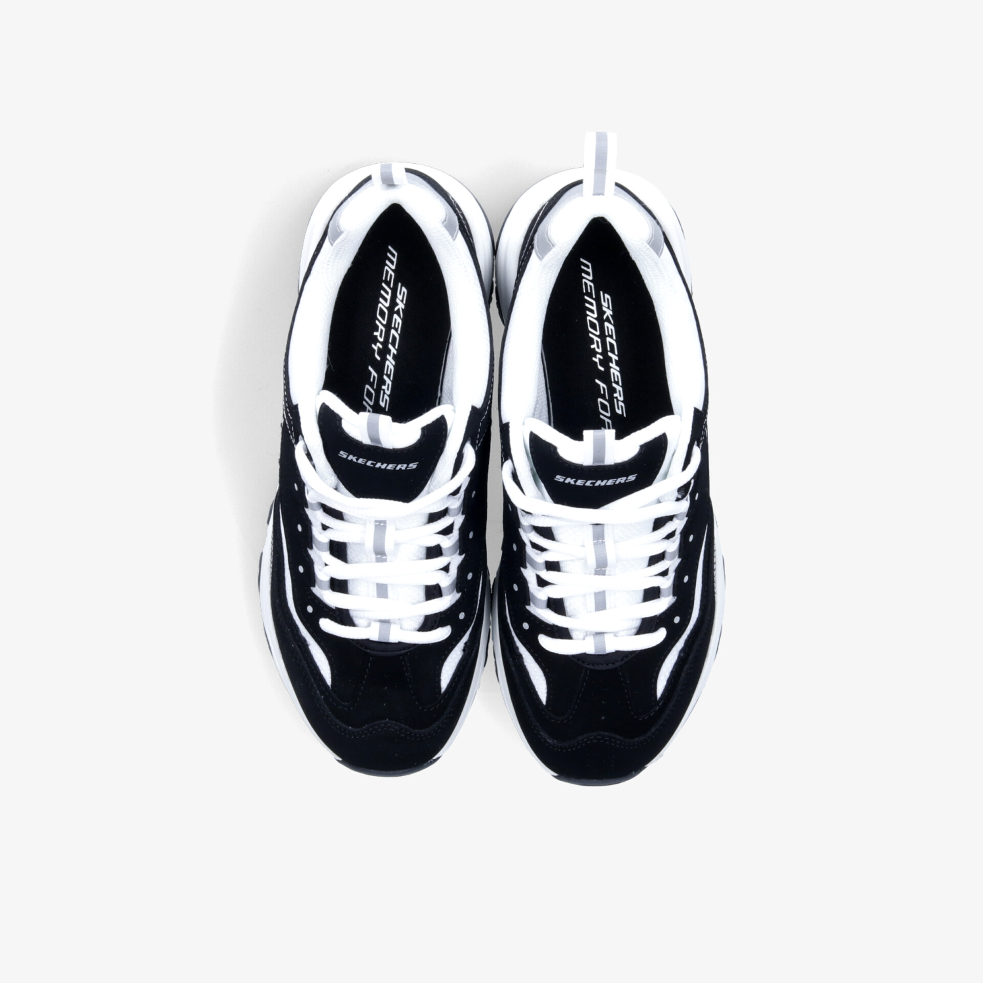 Schwarze Sneaker mit weißen Schnürsenkeln von oben in moderner, bequemer Ausführung