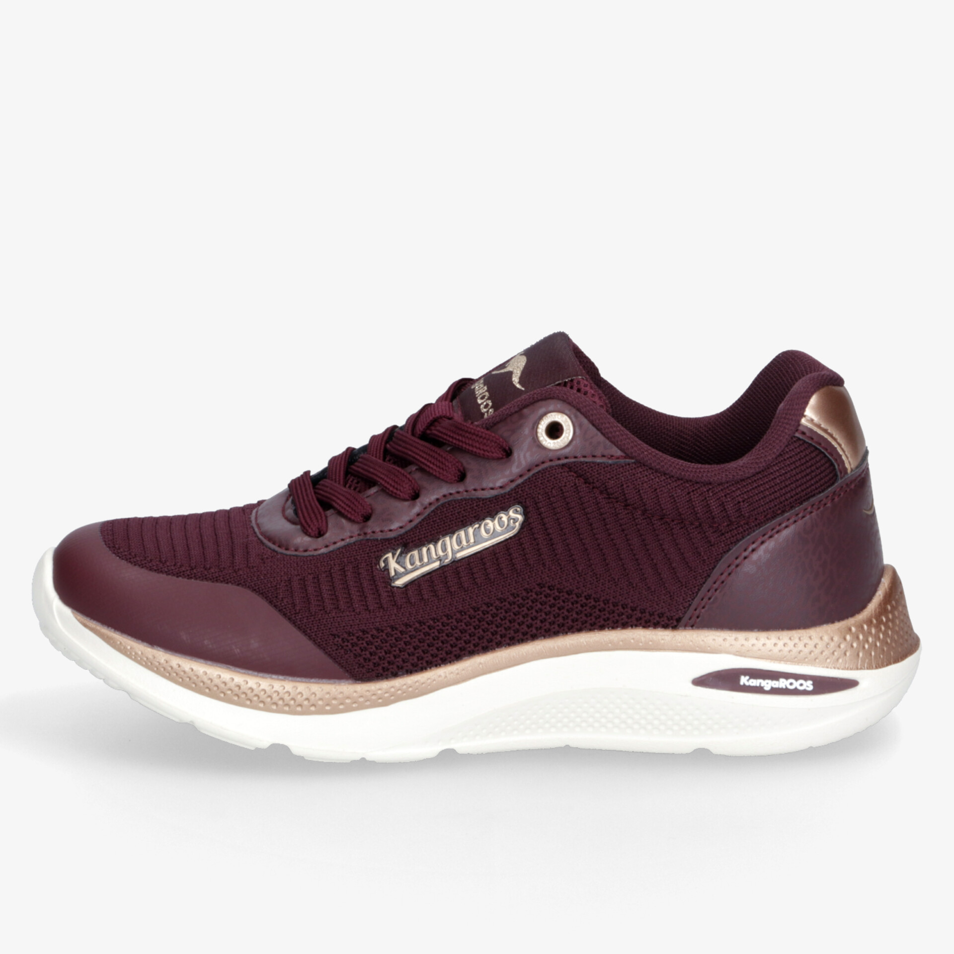 Roter Sportschuh mit atmungsaktivem Material, bequemer Passform und rutschfester flexibler Sohle seitlich dargestellt