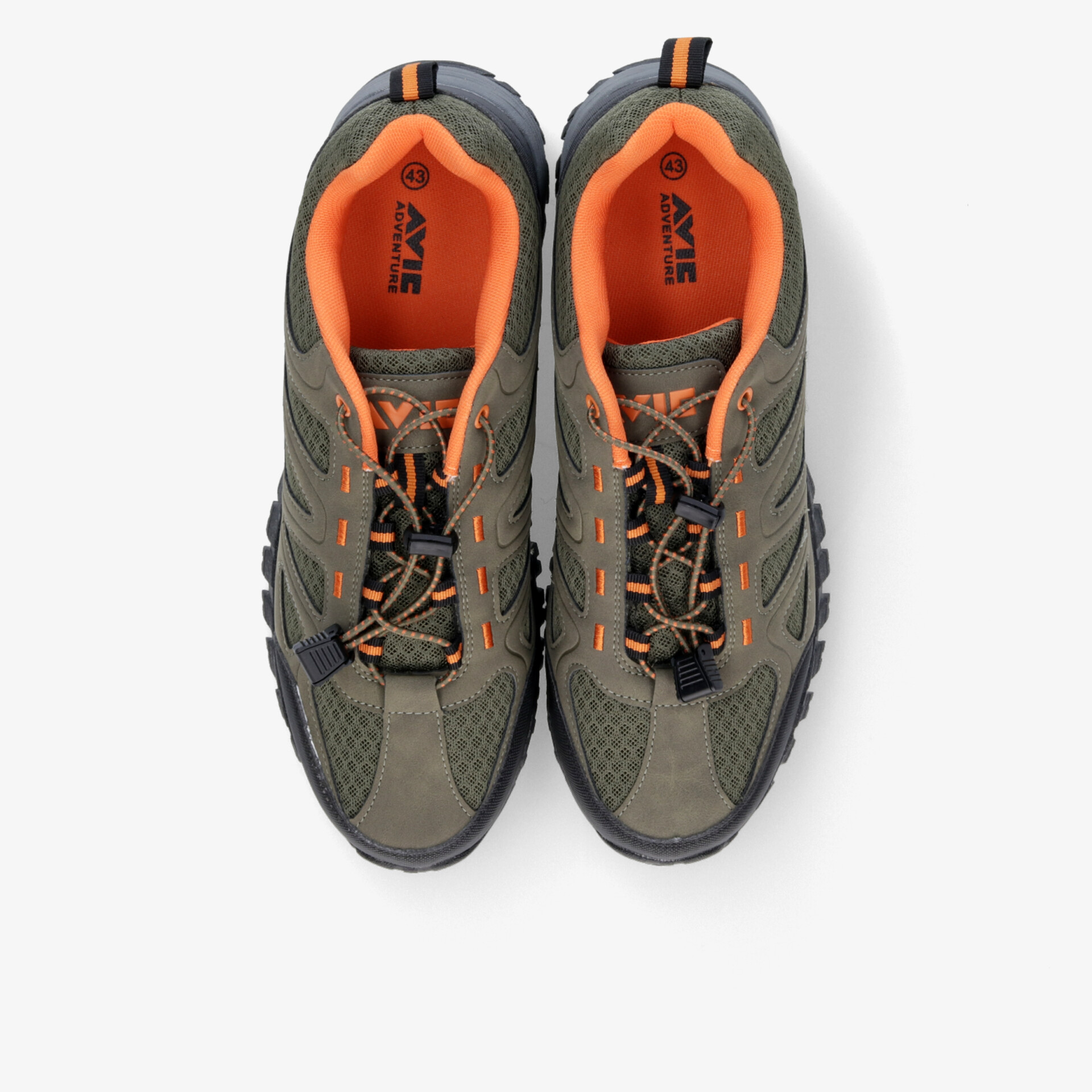 Top-Down Blick auf ein Paar robuste Outdoor-Schuhe mit gepolstertem Schaft und griffiger Sohle