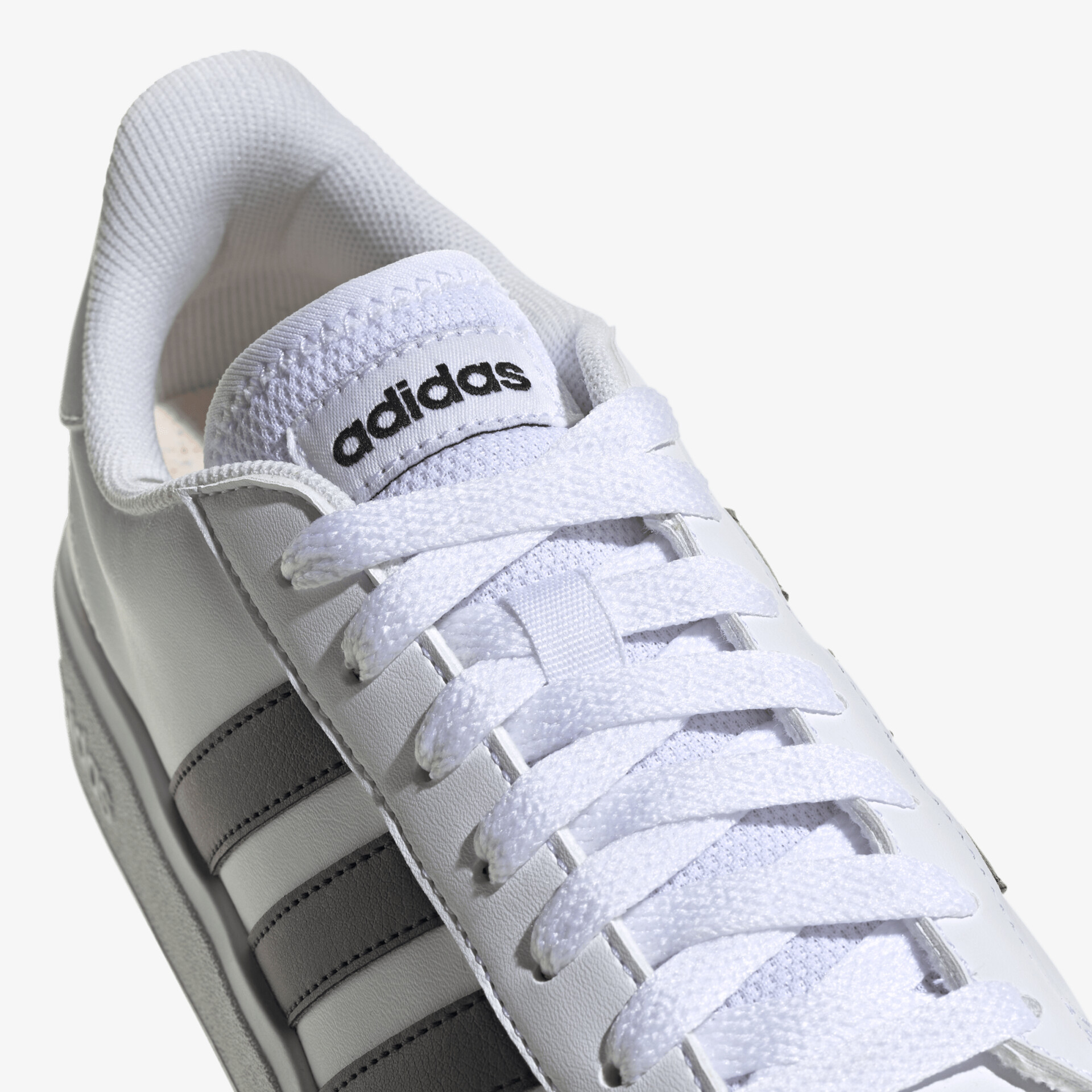 Klassischer Sneaker mit ikonischen Streifen und komfortabler Polsterung. Perfekt für sportlichen oder lässigen Stil.