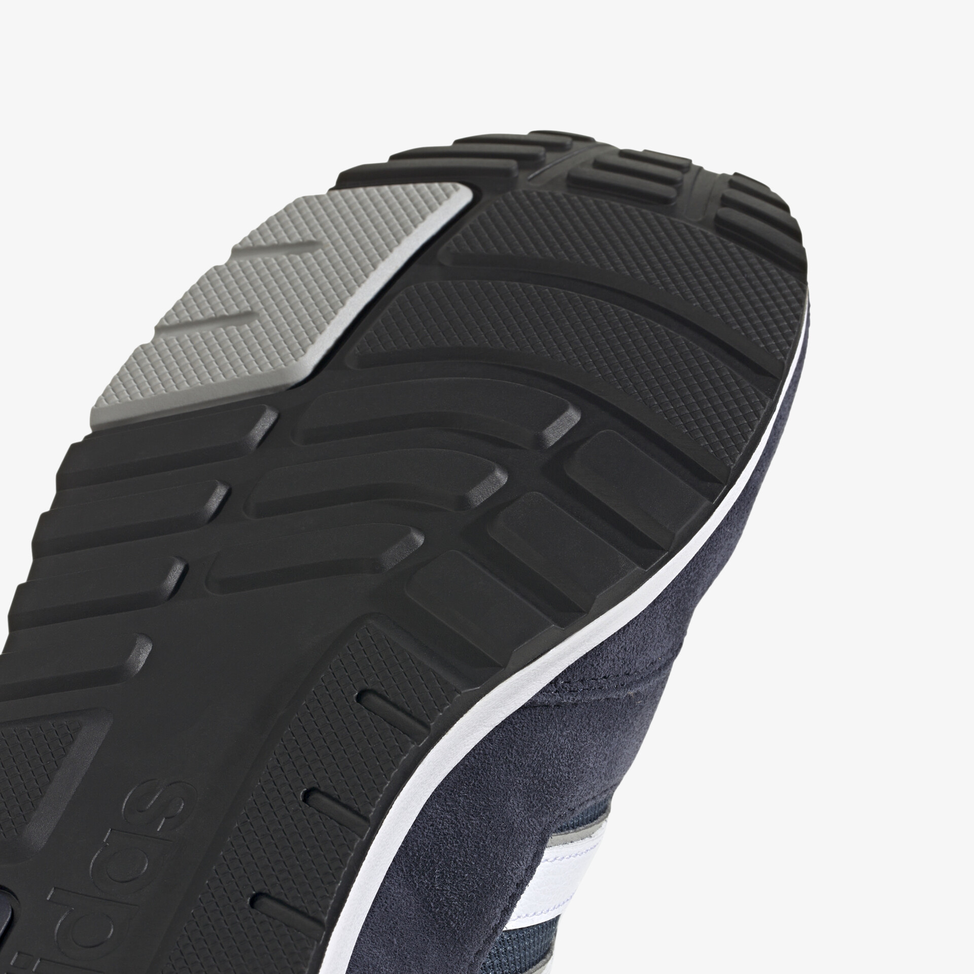 Detailaufnahme der robusten, rutschfesten Schuhsohle mit tiefem, flexiblem Profil für optimalen Halt und Stabilität