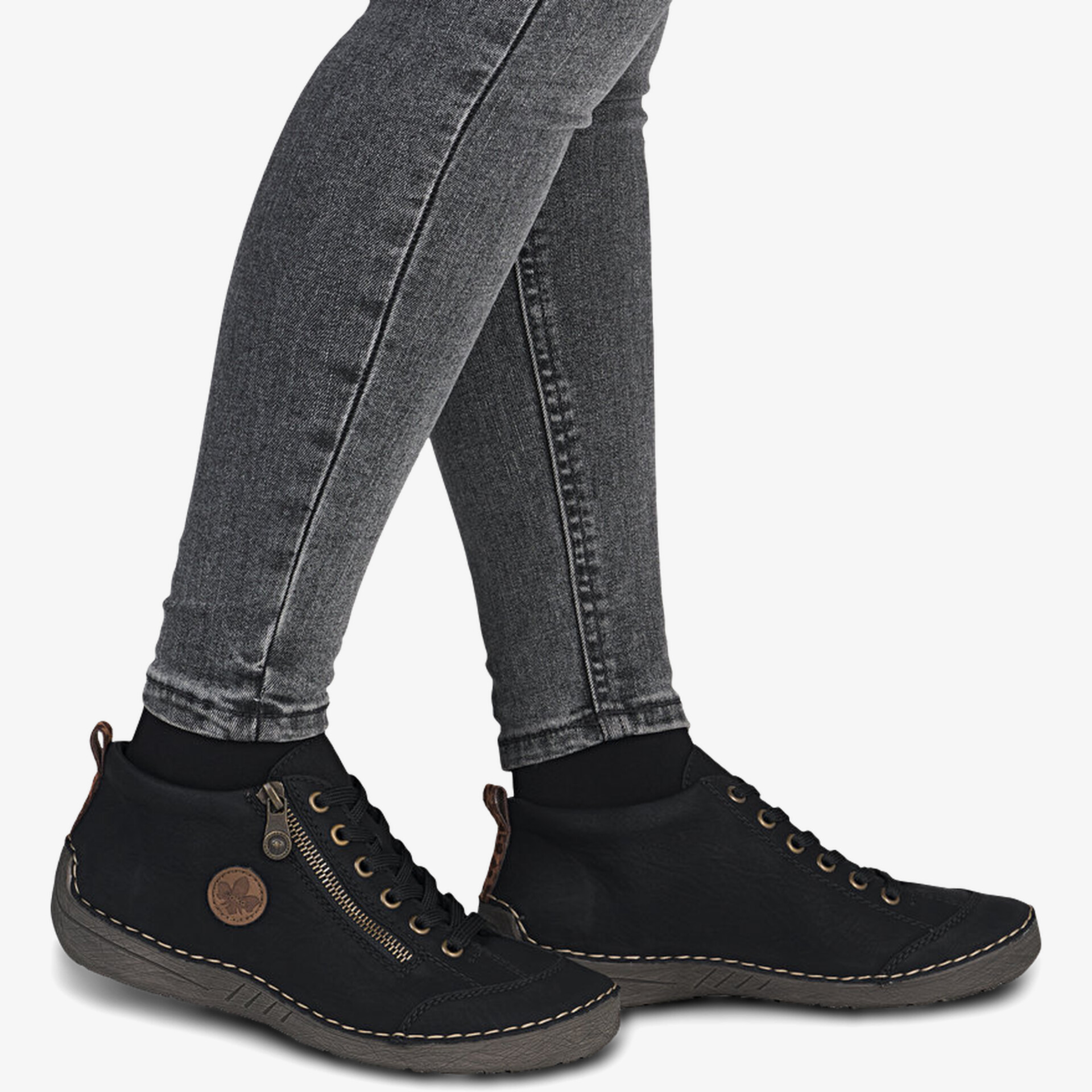 Schwarzer Schuh mit robuster Sohle und modischem Design, perfekt für bequemen Alltag