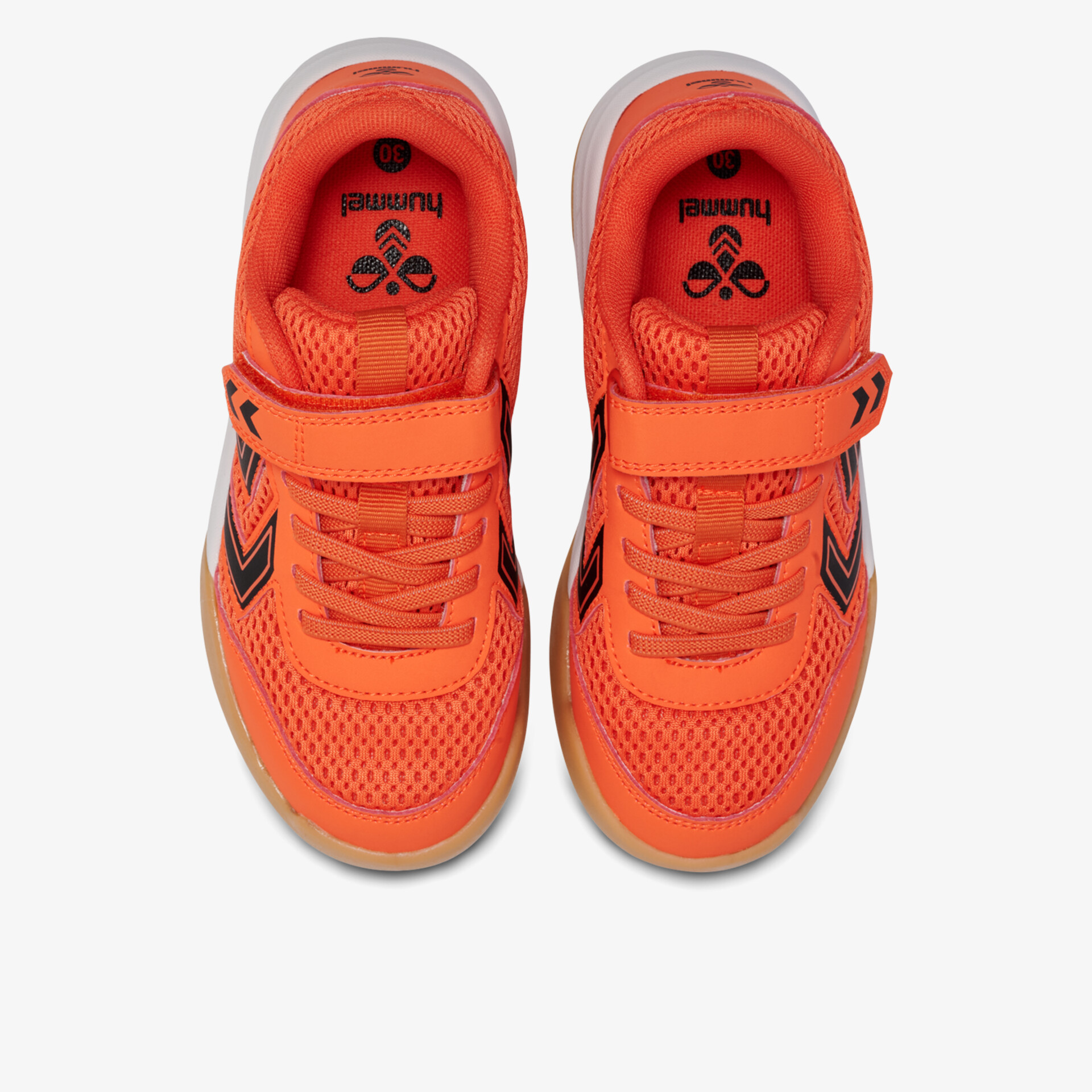 Leuchtend orangefarbene, atmungsaktive und komfortable Sportschuhe mit robuster Sohle von oben fotografiert