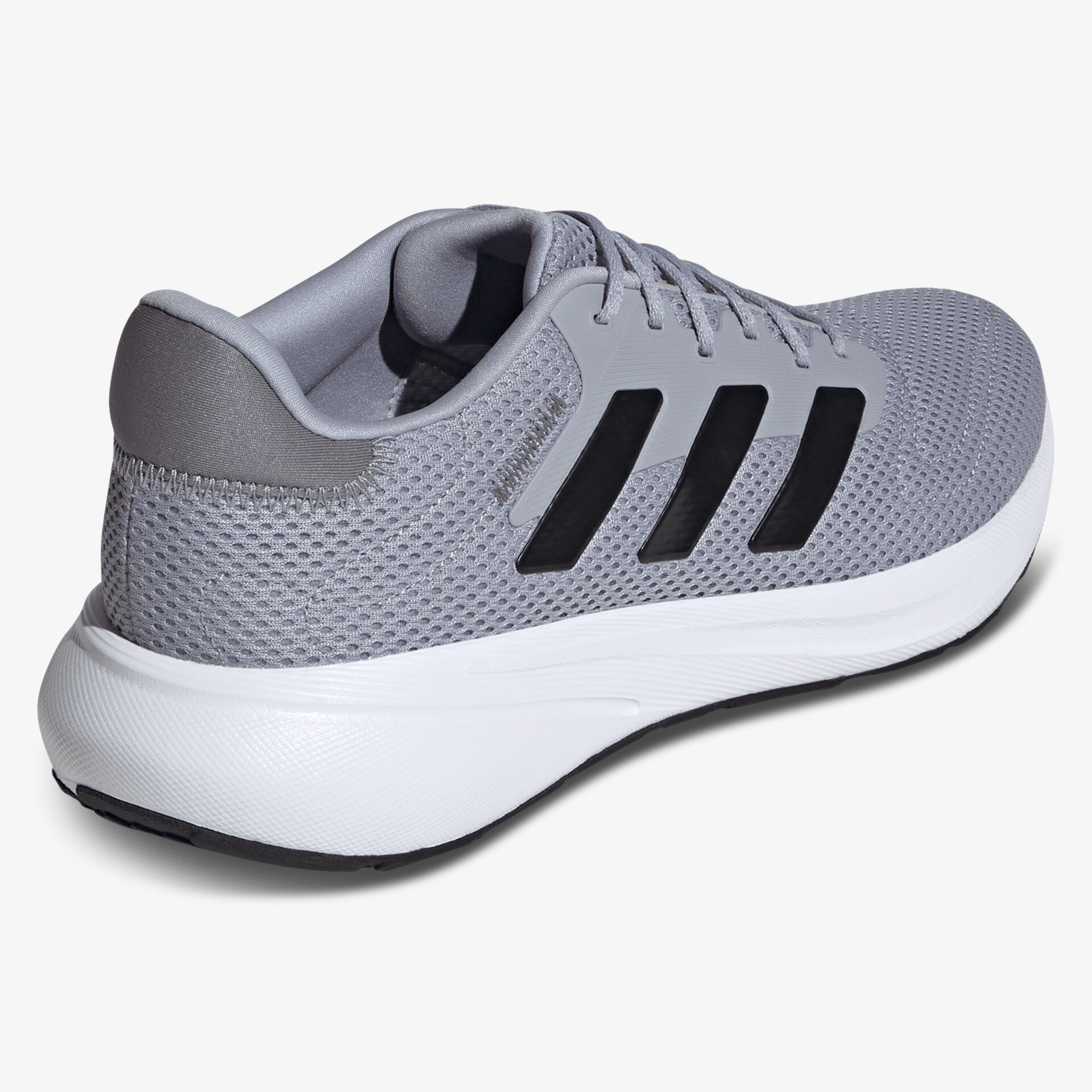 Leichter grauer Sneaker mit atmungsaktivem Mesh und bequemer Passform, seitliche Sicht auf Schuh