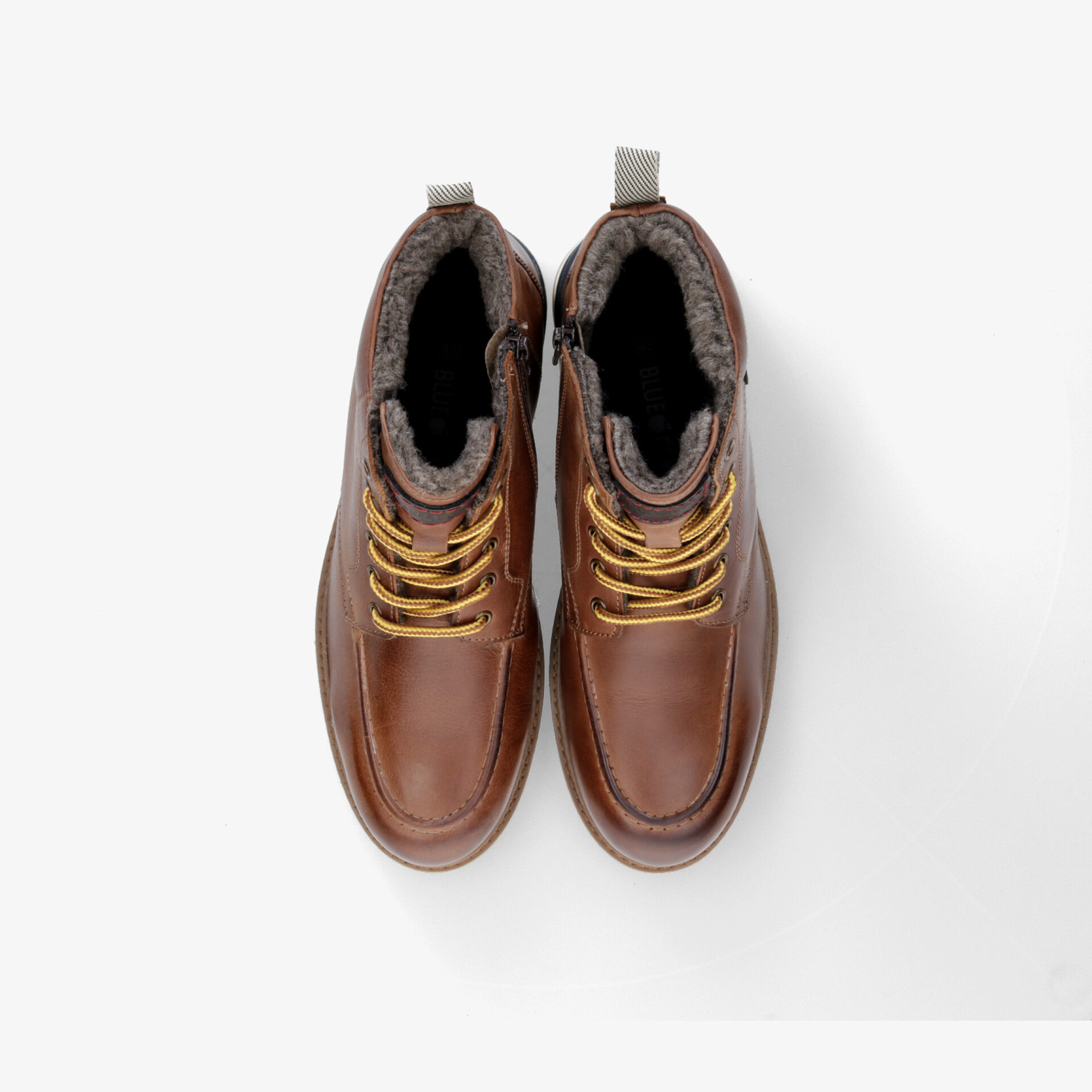 Robuste braune Lederstiefel mit stabilen Schnürsenkeln, warm gefüttert und modern designt für optimalen Tragekomfort.