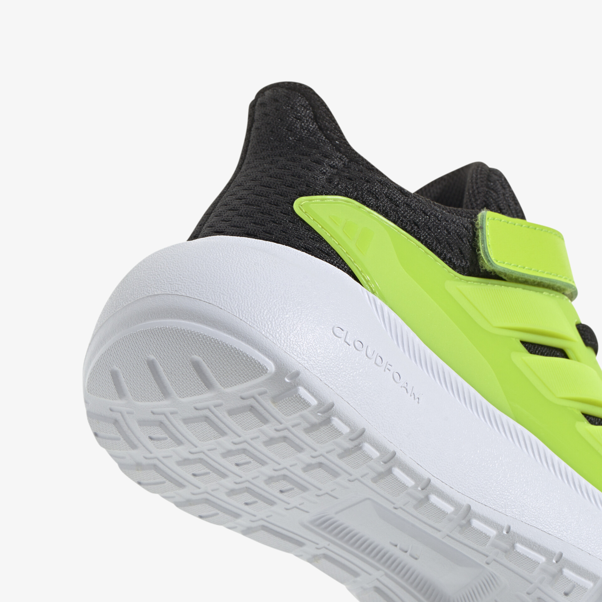 Detailansicht eines sportlichen Sneakers mit grünen Akzenten und robuster, leichter Sohle für optimalen Komfort