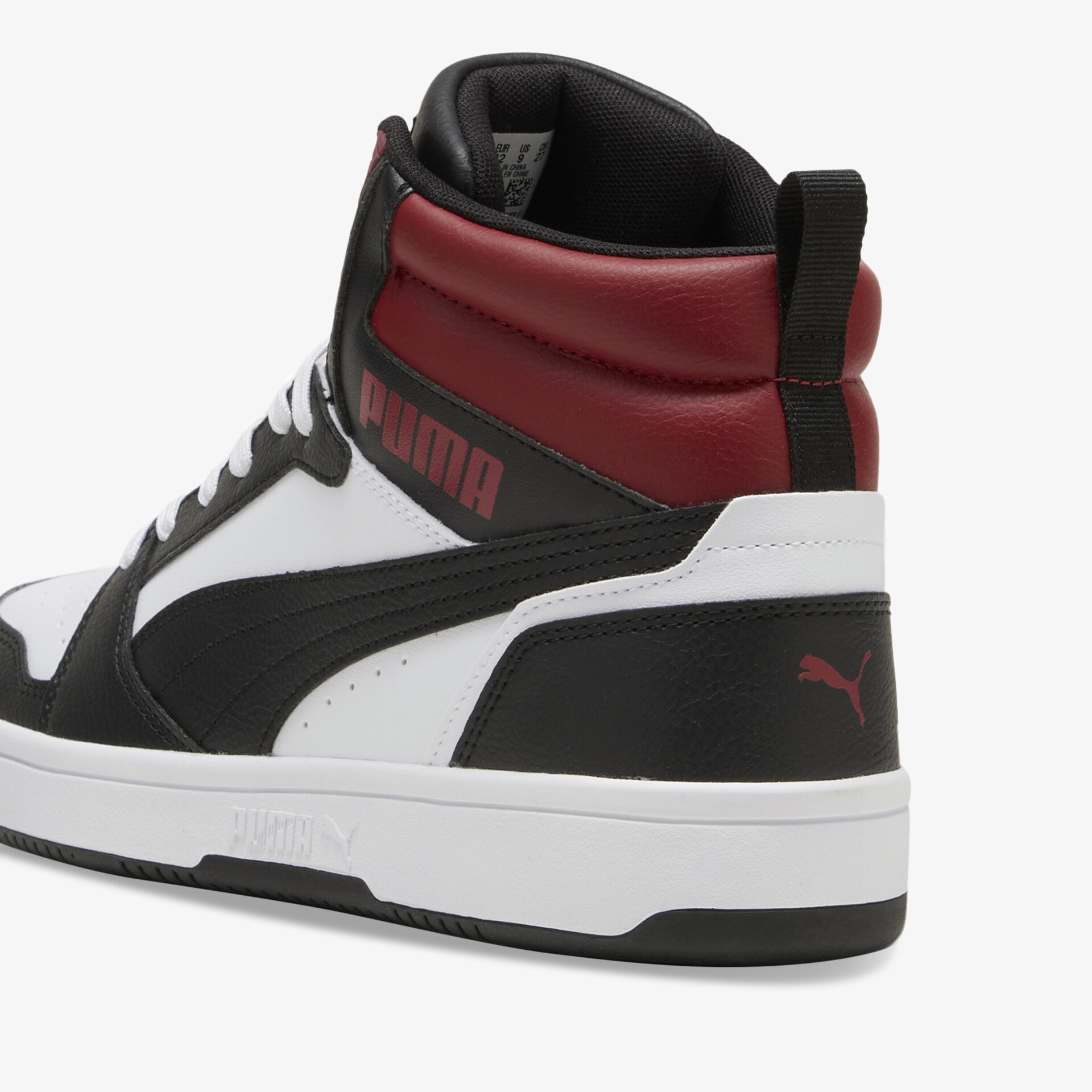 Moderner Sneaker in Schwarz, Rot und Weiß mit hochwertigem Material und robuster Sohle in seitlicher Ansicht