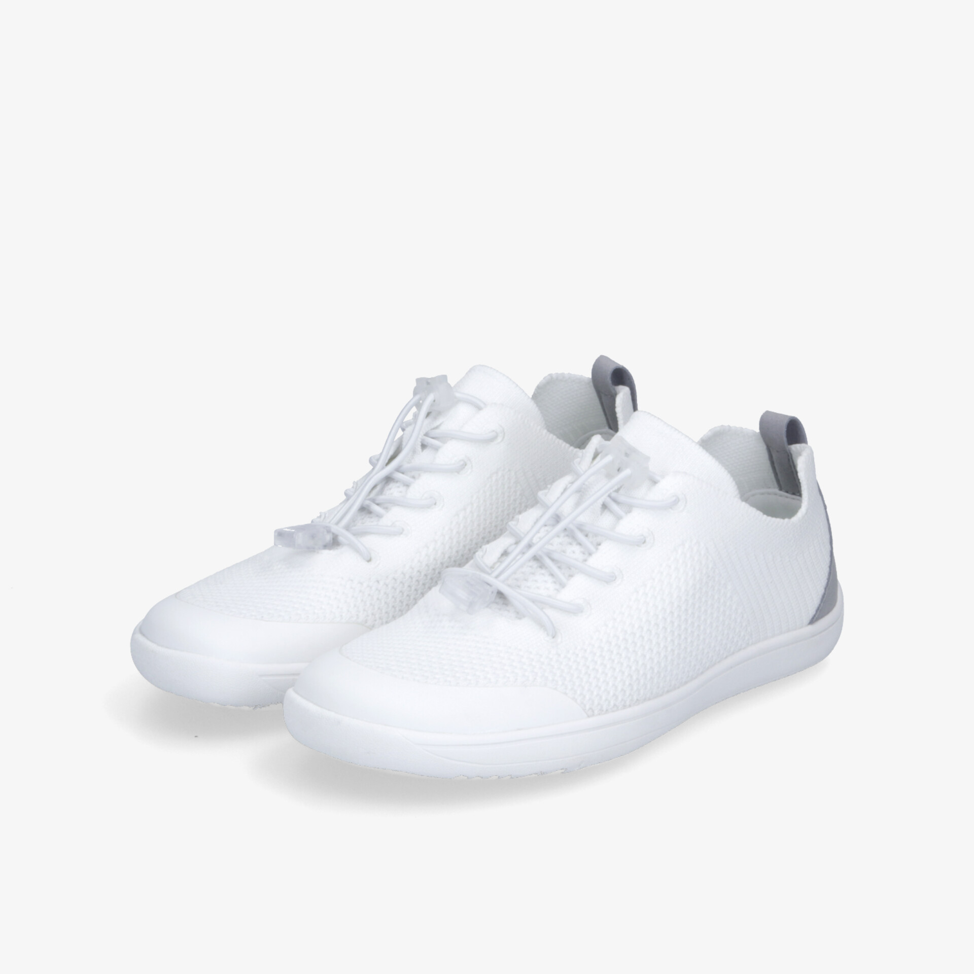 Modern weiße Sneaker im schräg vorne Blickwinkel, leicht und bequem mit flexiblem Design.