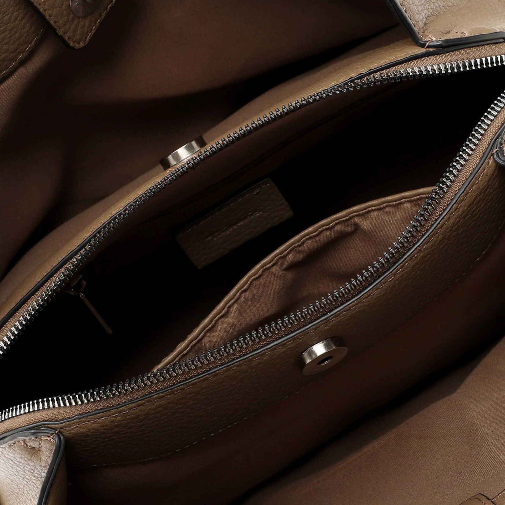 Detailaufnahme des Innenraums mit Reißverschlussfach und robustem Material für praktische Organisation