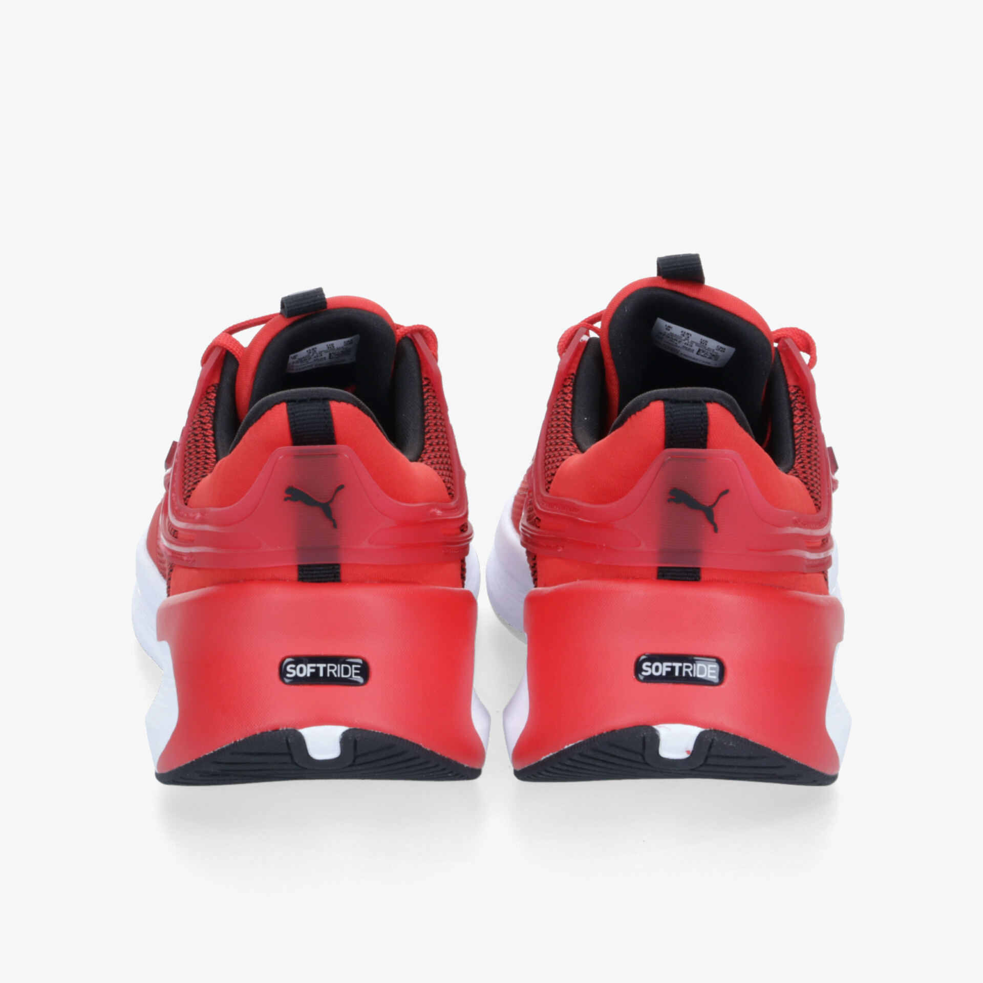 Rote Sportschuhe mit stabiler Fersenkappe und rutschfester Sohle, ideal für sportlichen Komfort und Halt